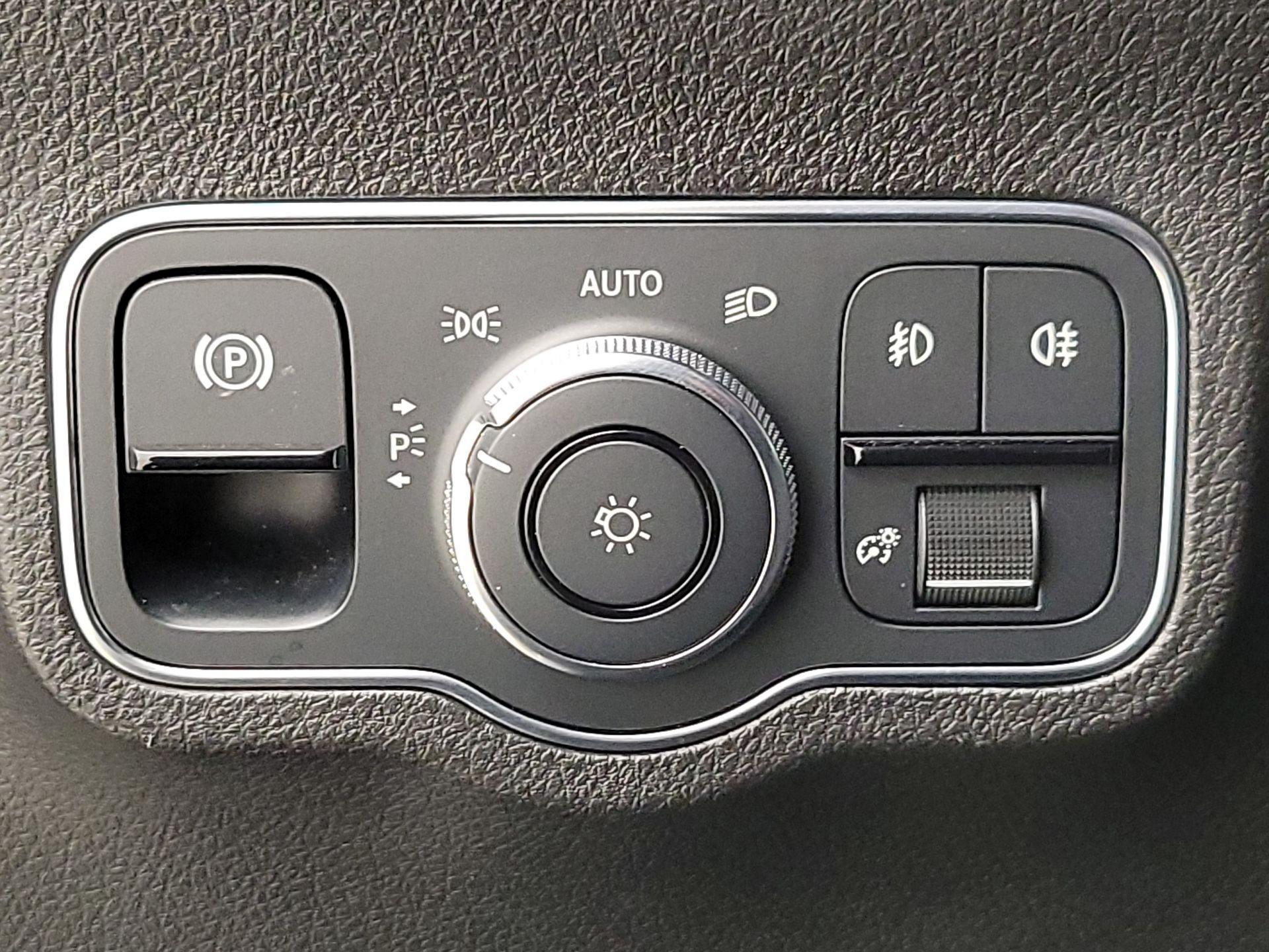 Thumbnail: 2021 Mercedes-Benz GLB - 13