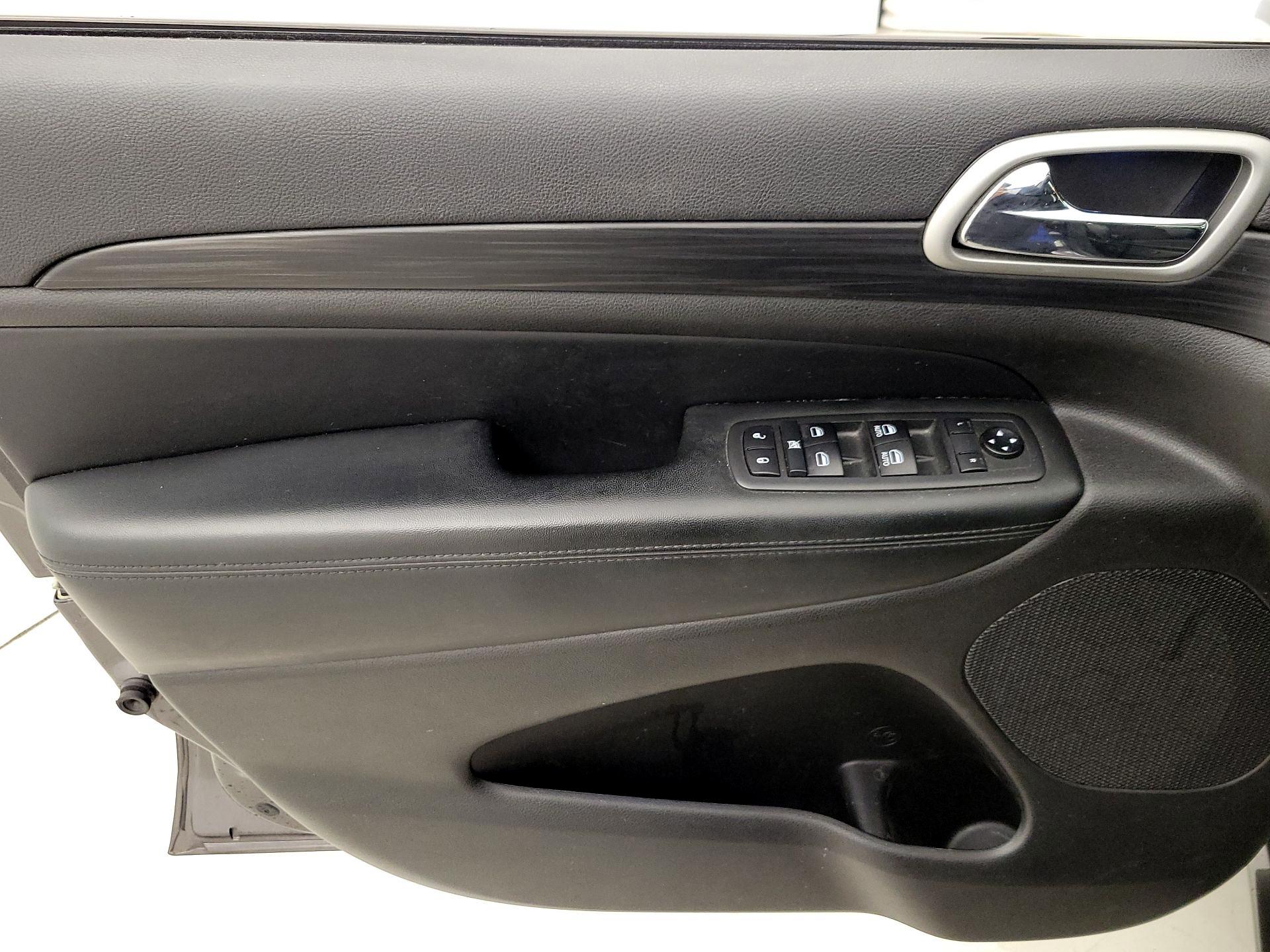 Thumbnail: 2020 Jeep Grand Cherokee - 12