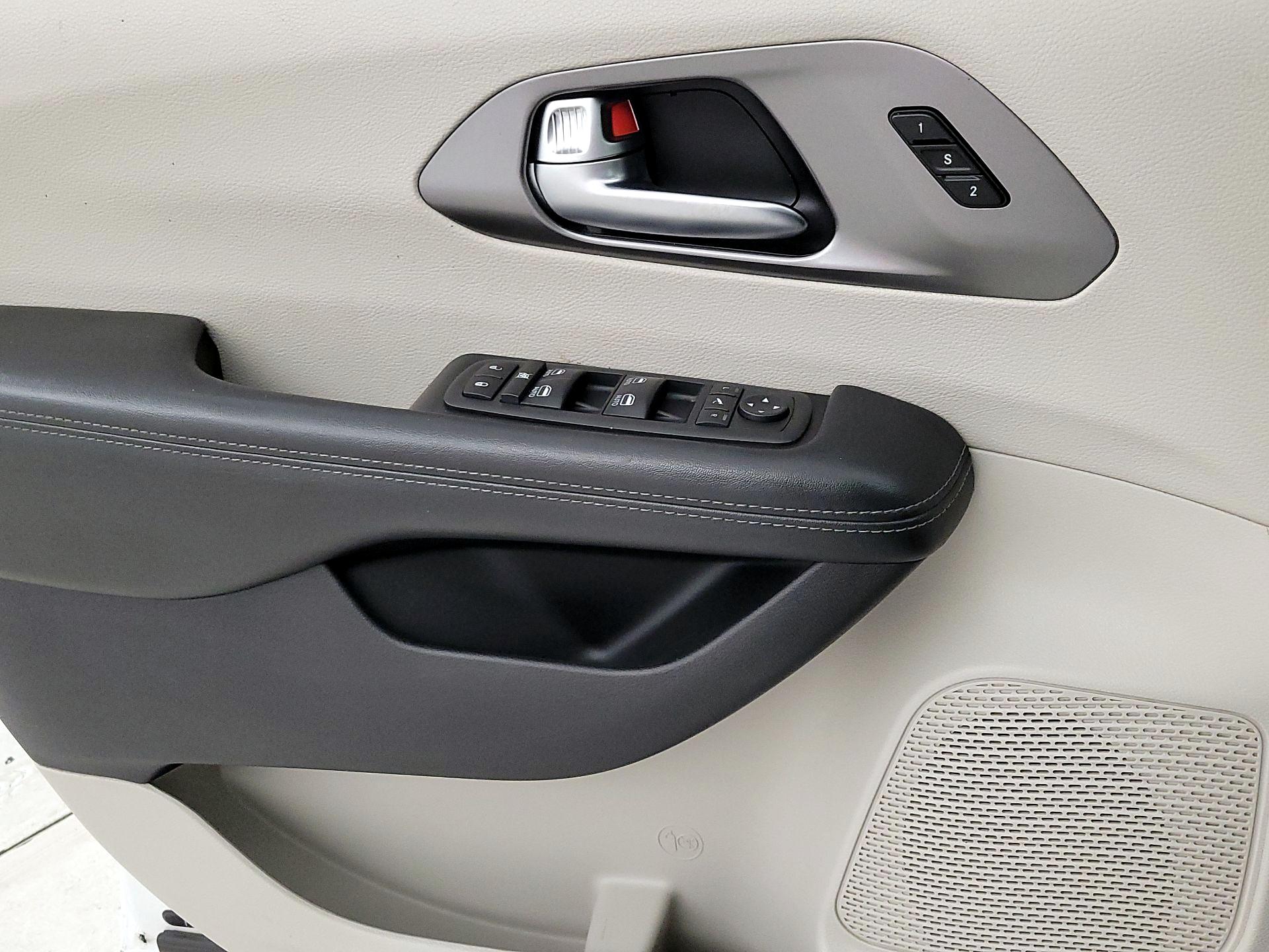 Thumbnail: 2019 Chrysler Pacifica - 12