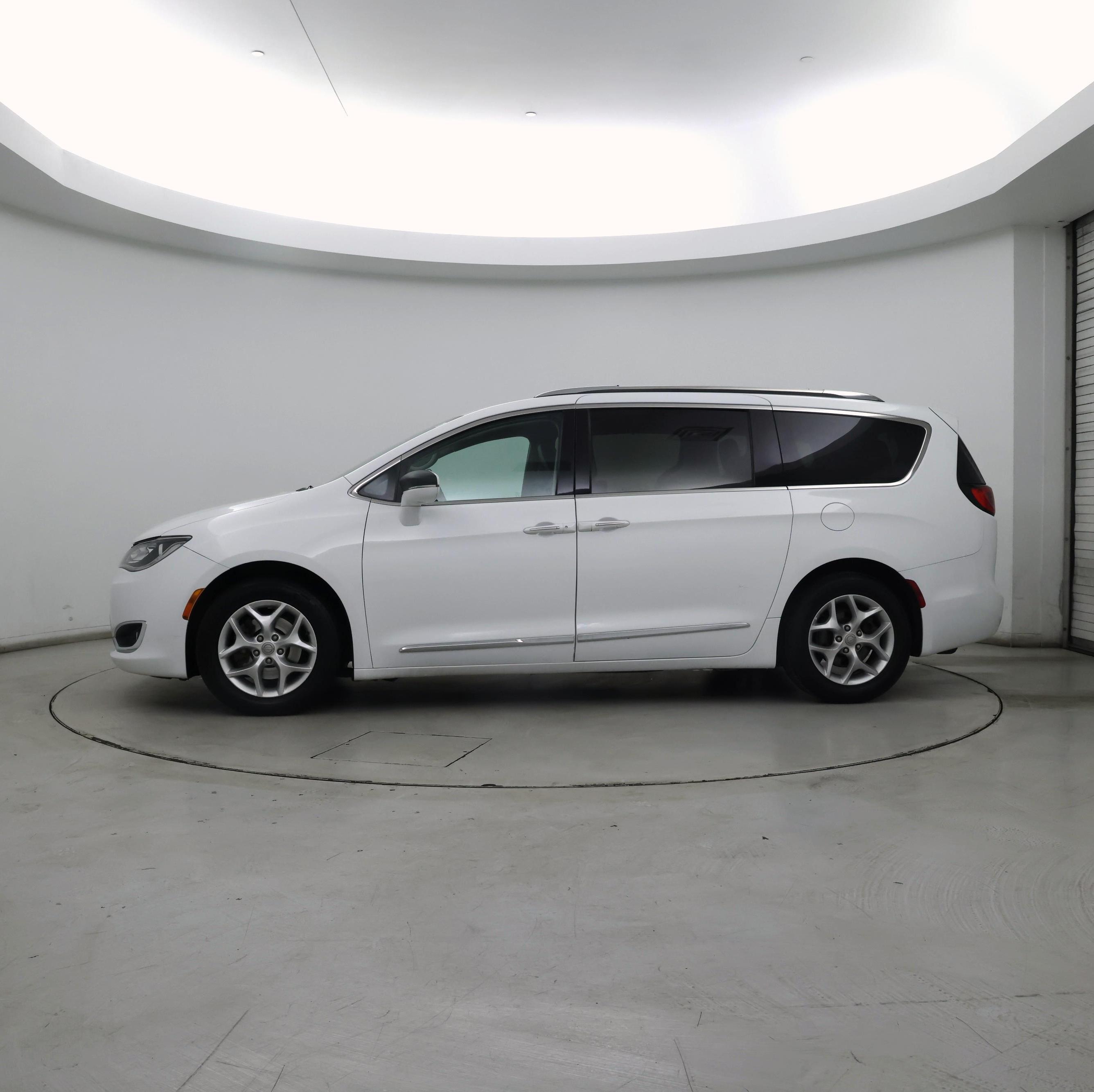 Thumbnail: 2019 Chrysler Pacifica - 3
