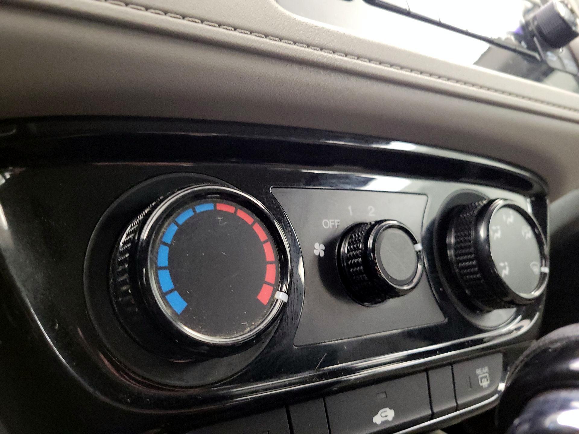 Thumbnail: 2016 Honda HR-V - 16