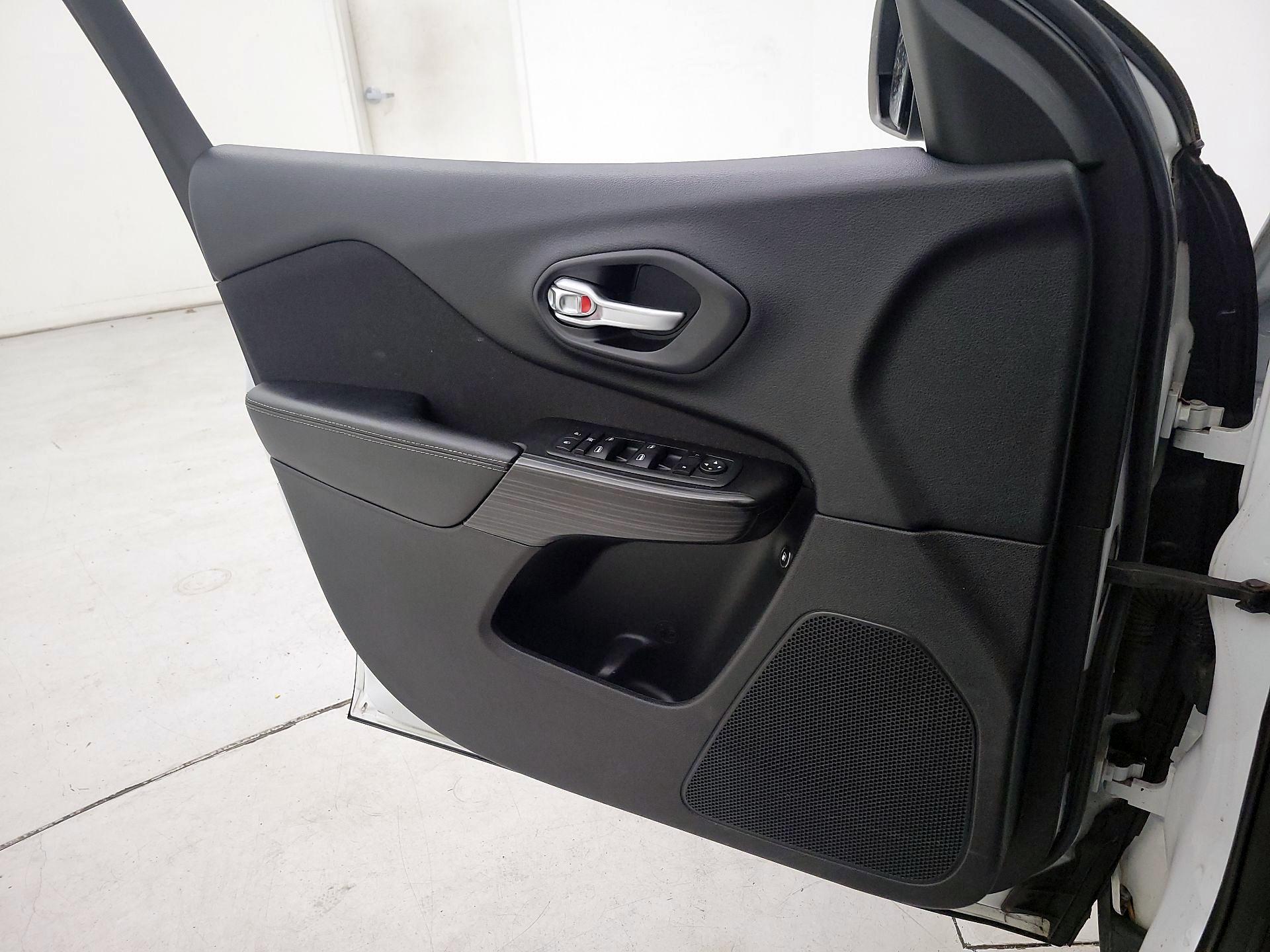 Thumbnail: 2015 Jeep Cherokee - 12