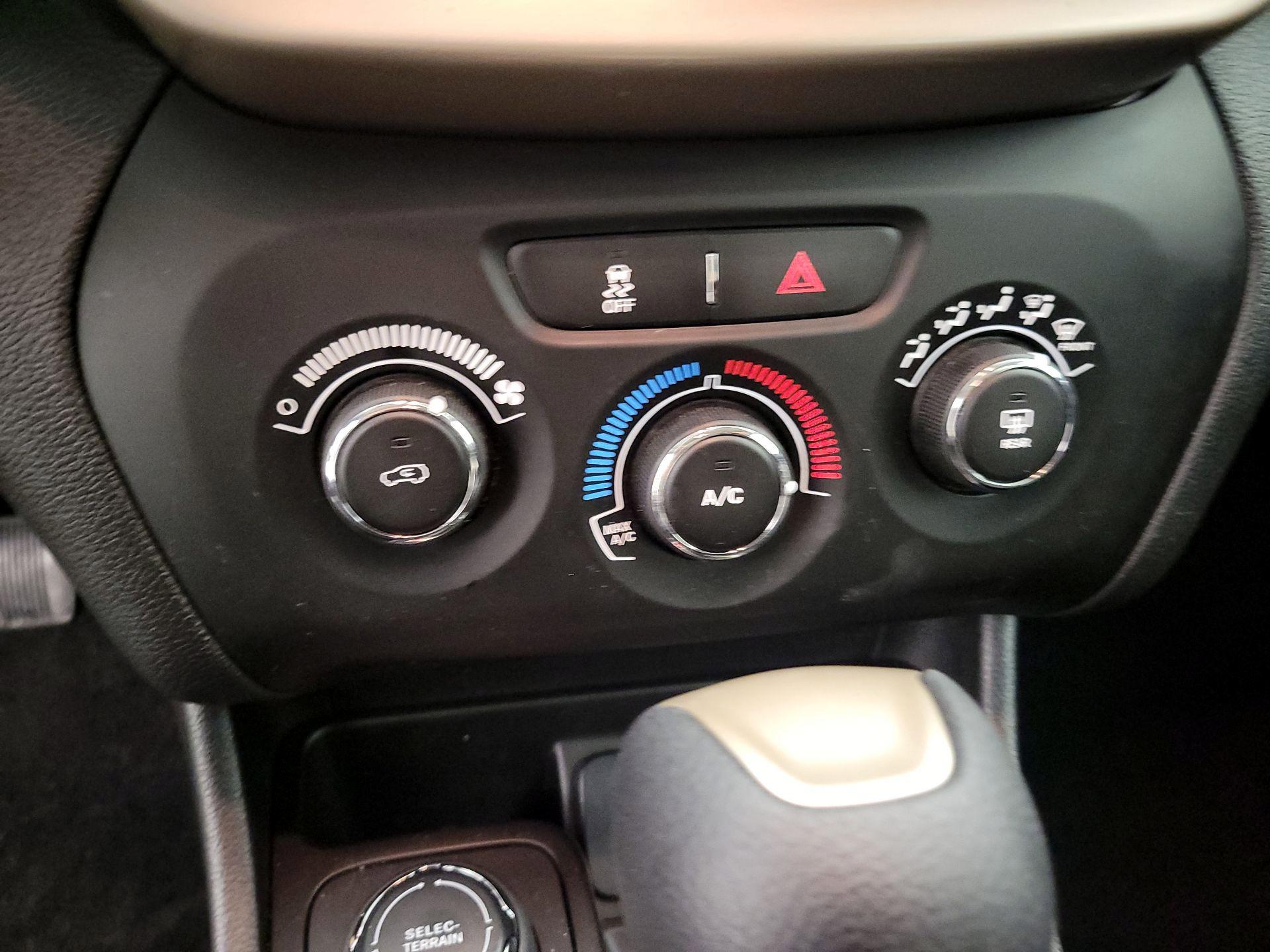 Thumbnail: 2015 Jeep Cherokee - 15