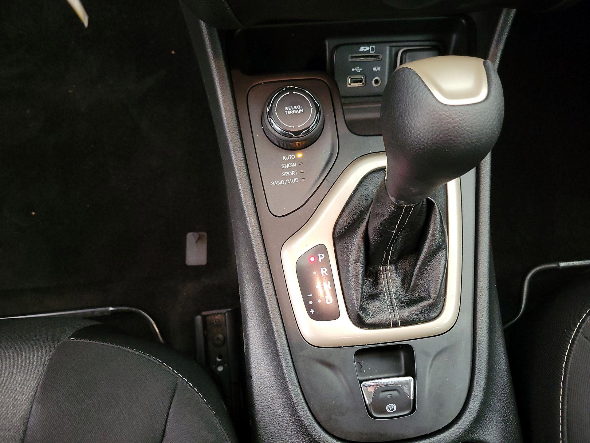 Thumbnail: 2015 Jeep Cherokee - 16