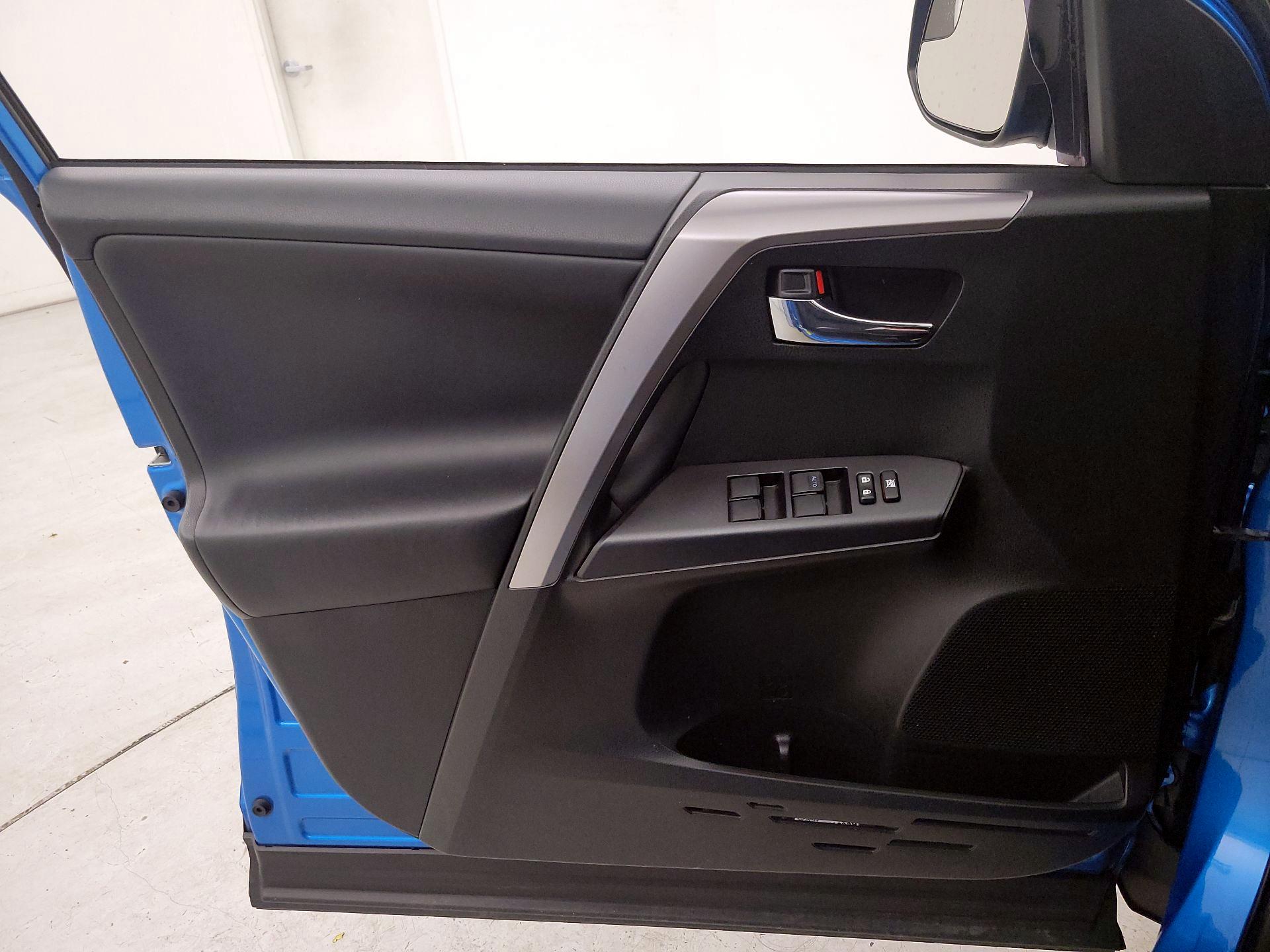 Thumbnail: 2016 Toyota RAV4 - 12