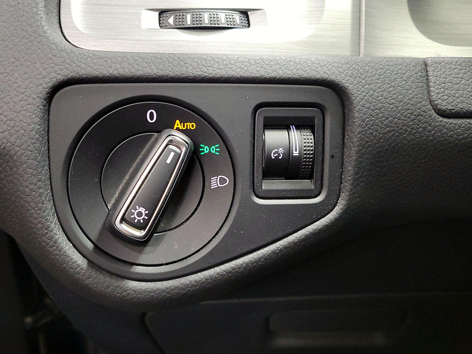 Thumbnail: 2017 Volkswagen Golf - 13