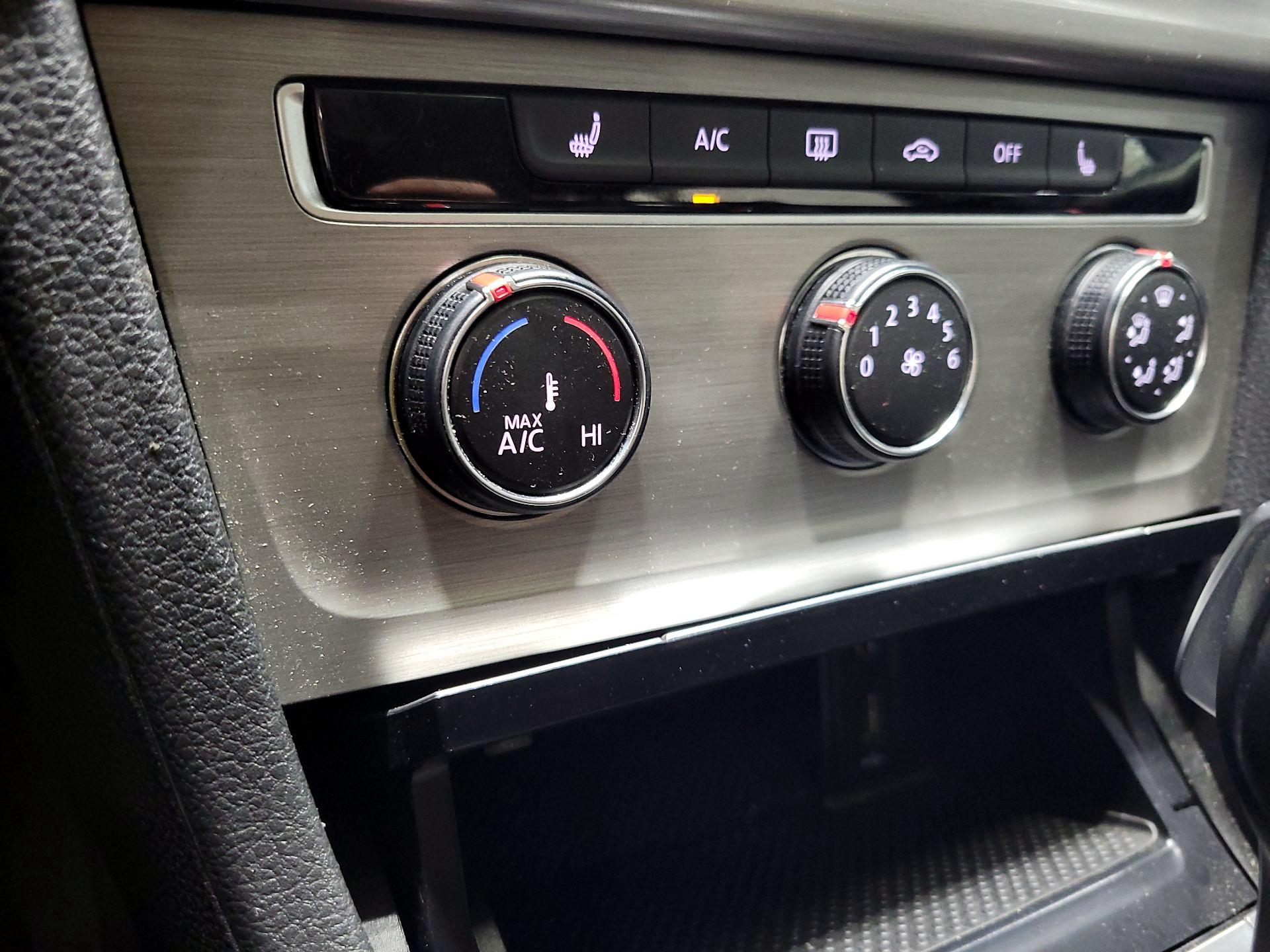 Thumbnail: 2017 Volkswagen Golf - 16