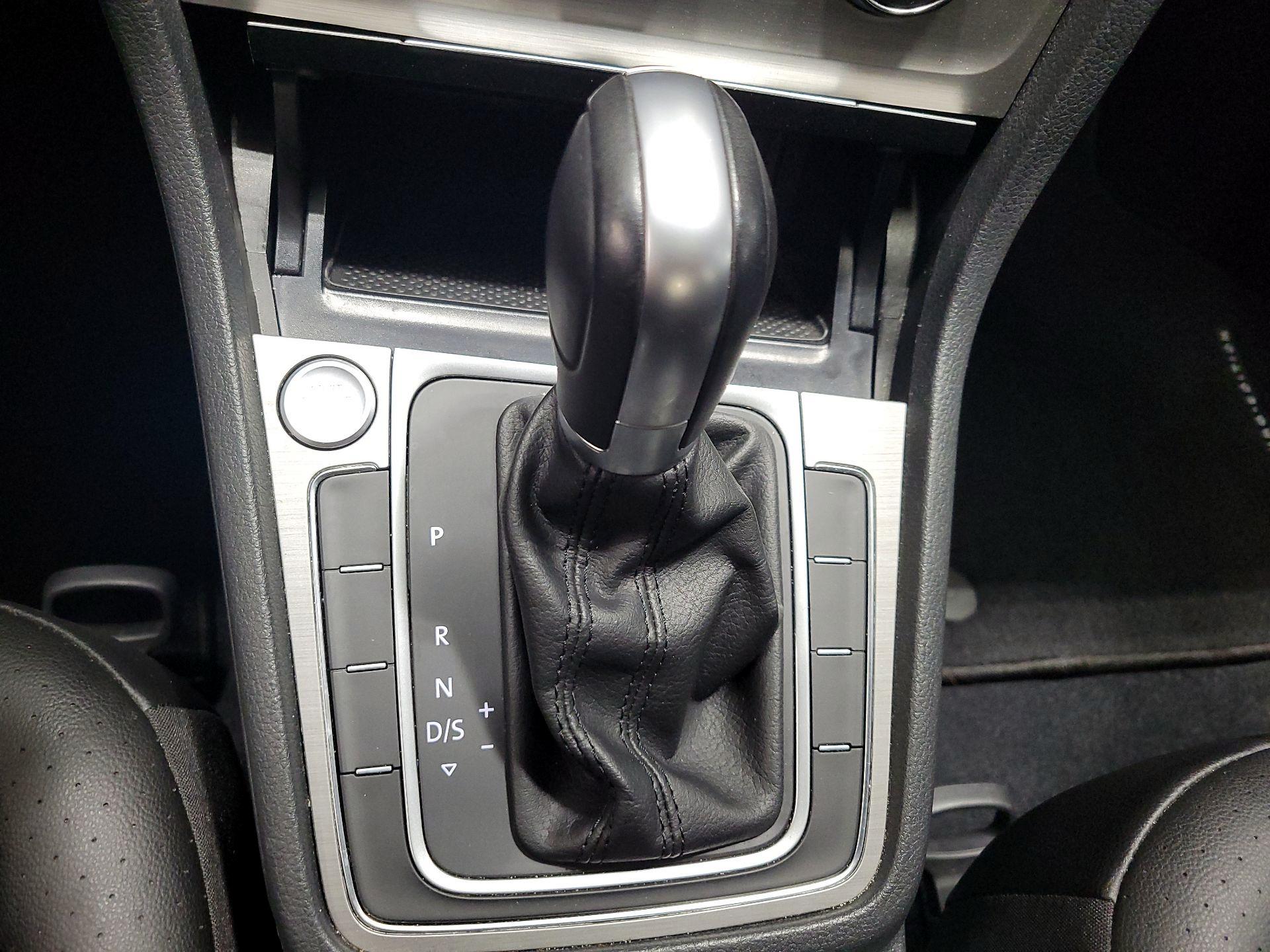 Thumbnail: 2017 Volkswagen Golf - 17