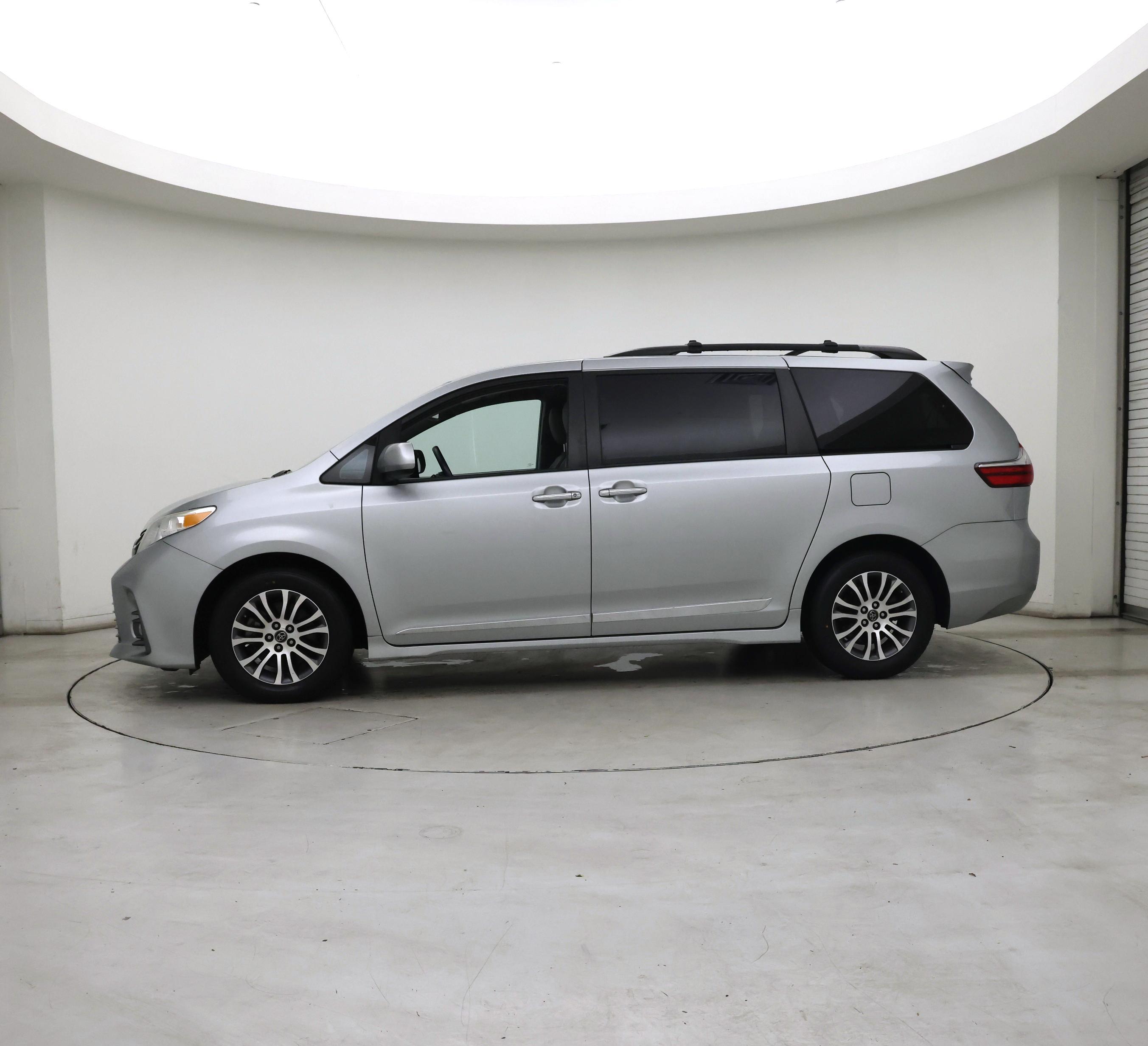 Thumbnail: 2019 Toyota Sienna - 3