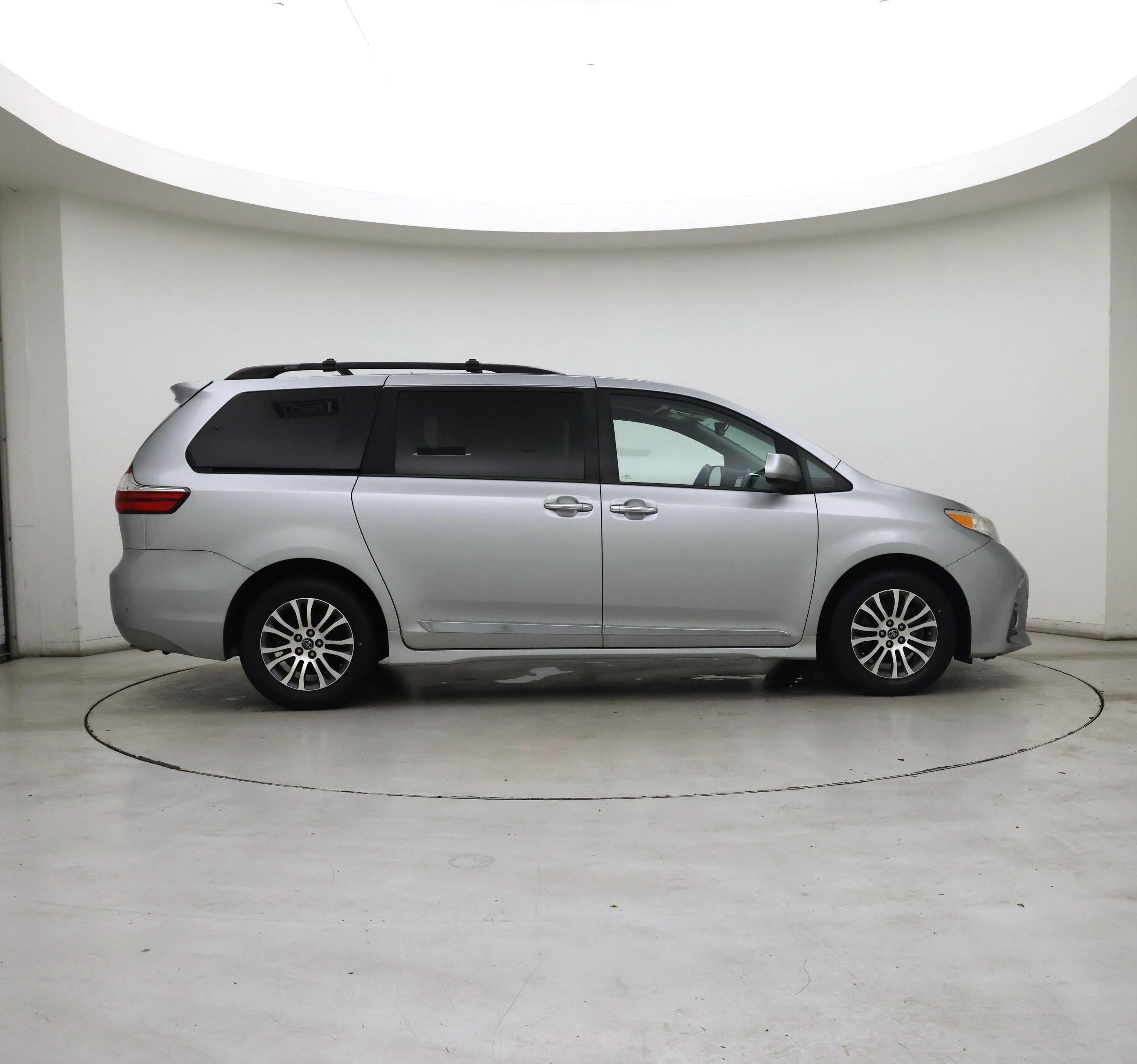 Thumbnail: 2019 Toyota Sienna - 7