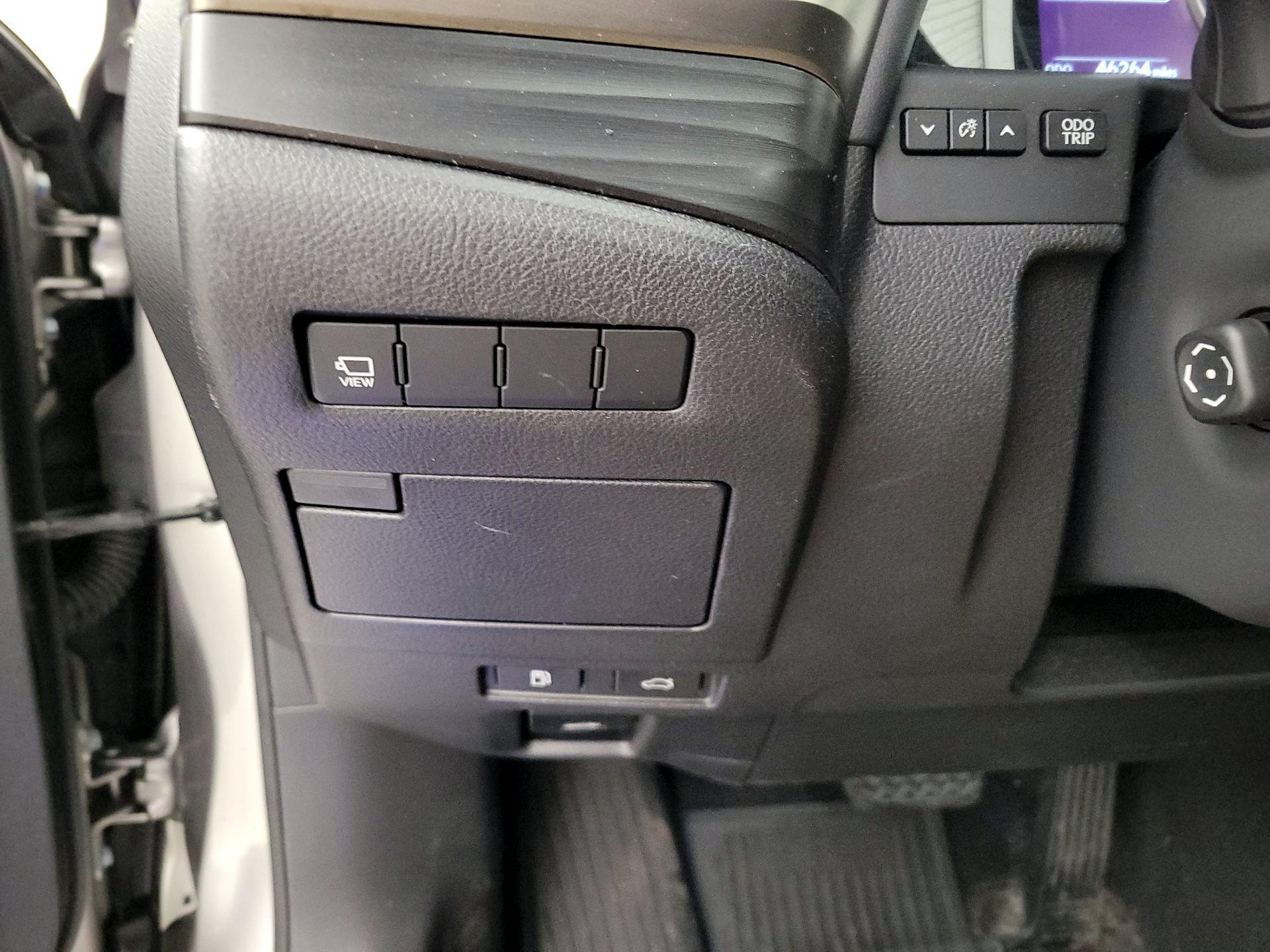 Thumbnail: 2019 Lexus ES - 13