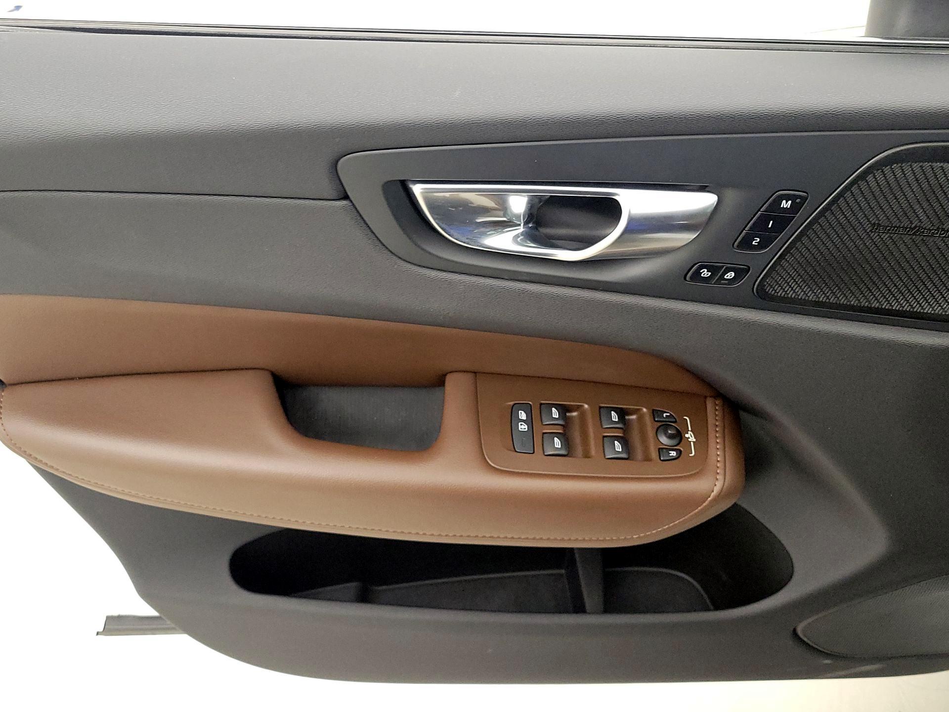 Thumbnail: 2021 Volvo XC60 - 12