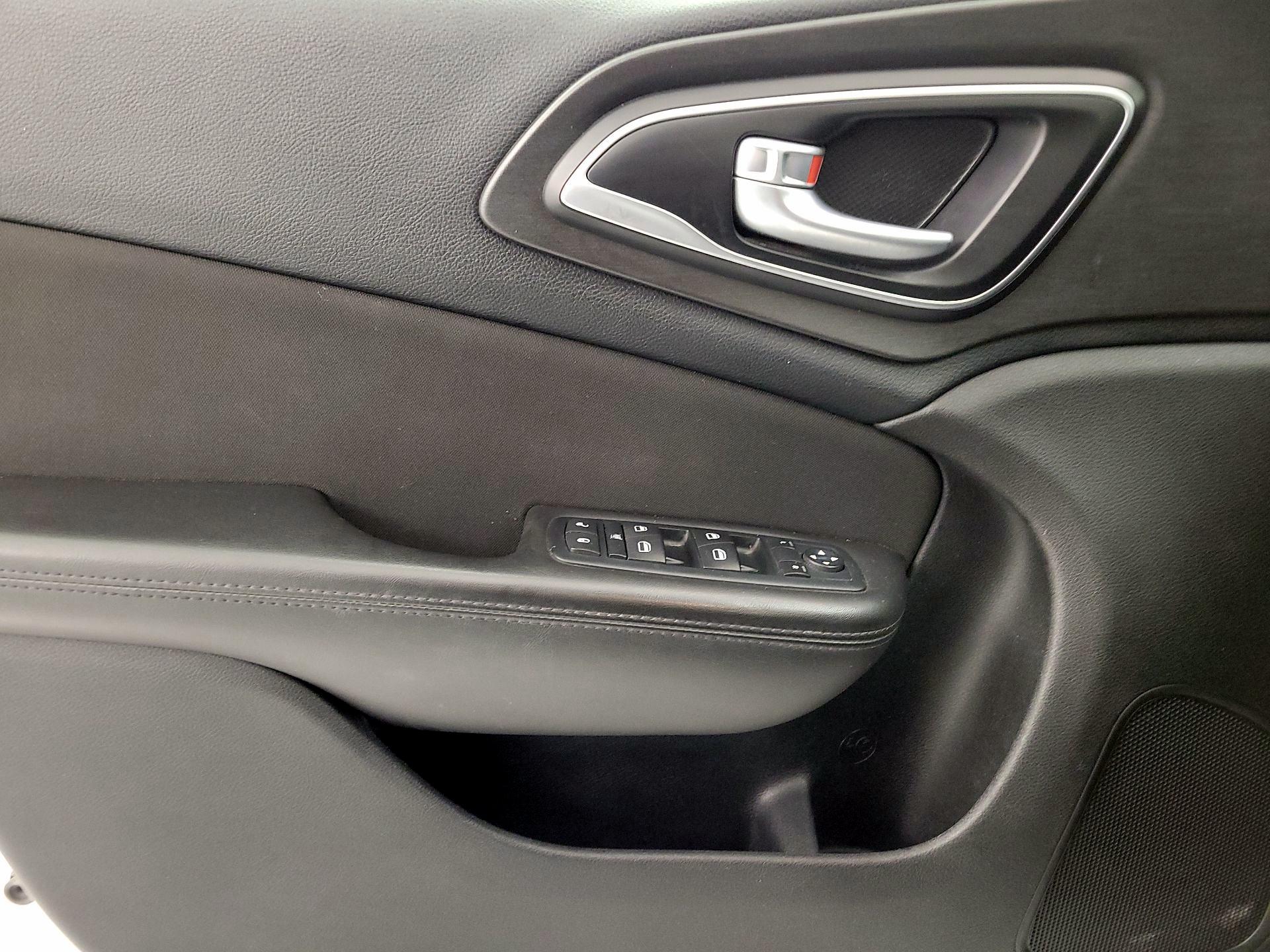 Thumbnail: 2015 Chrysler 200 - 12