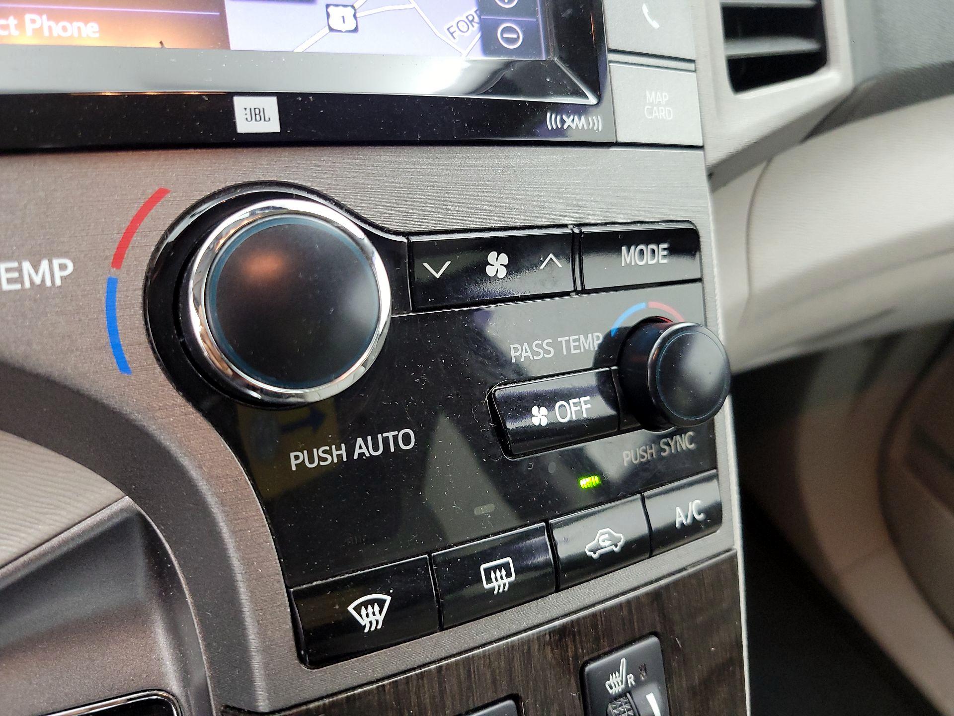 Thumbnail: 2015 Toyota Venza - 17