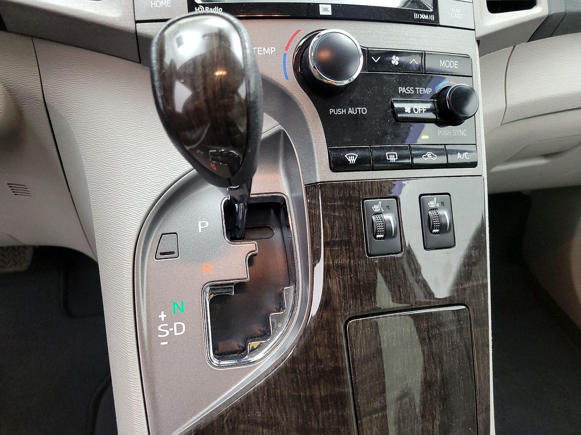 Thumbnail: 2015 Toyota Venza - 18