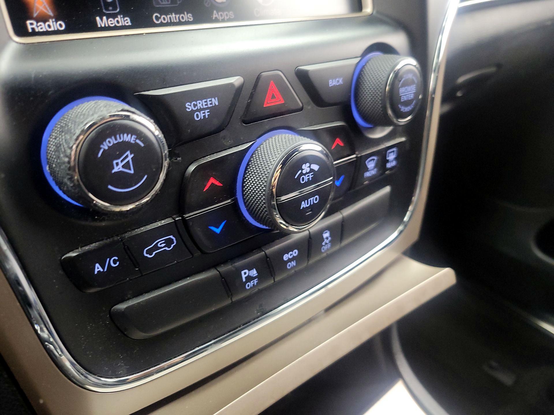 Thumbnail: 2015 Jeep Grand Cherokee - 17