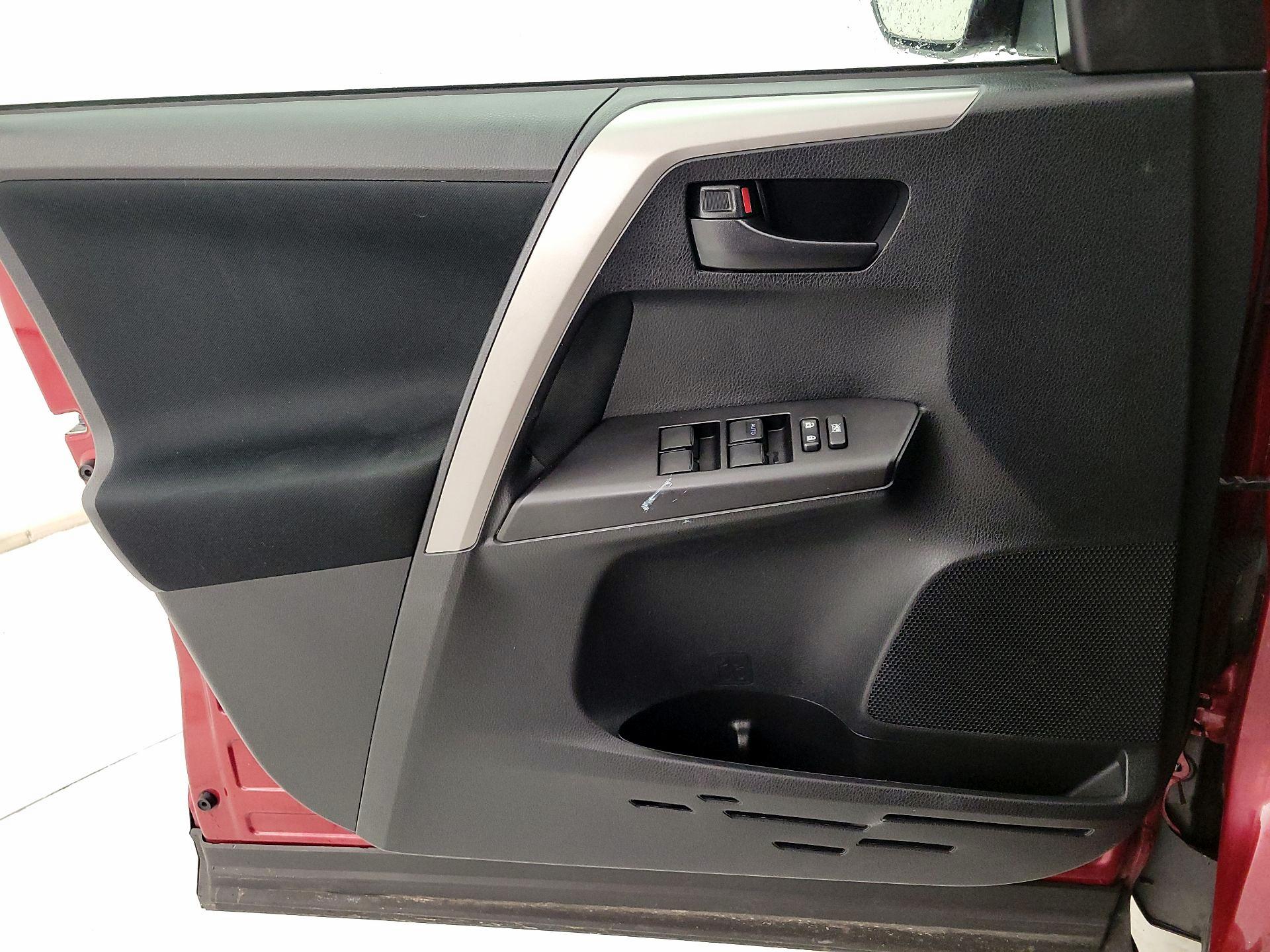 Thumbnail: 2018 Toyota RAV4 - 12