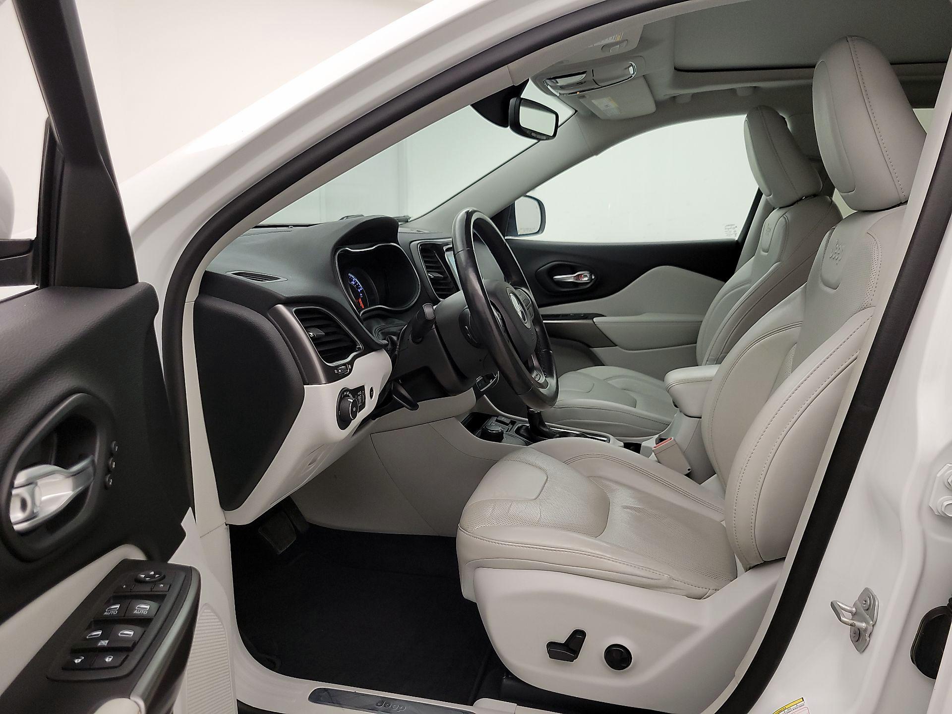 Thumbnail: 2020 Jeep Cherokee - 11