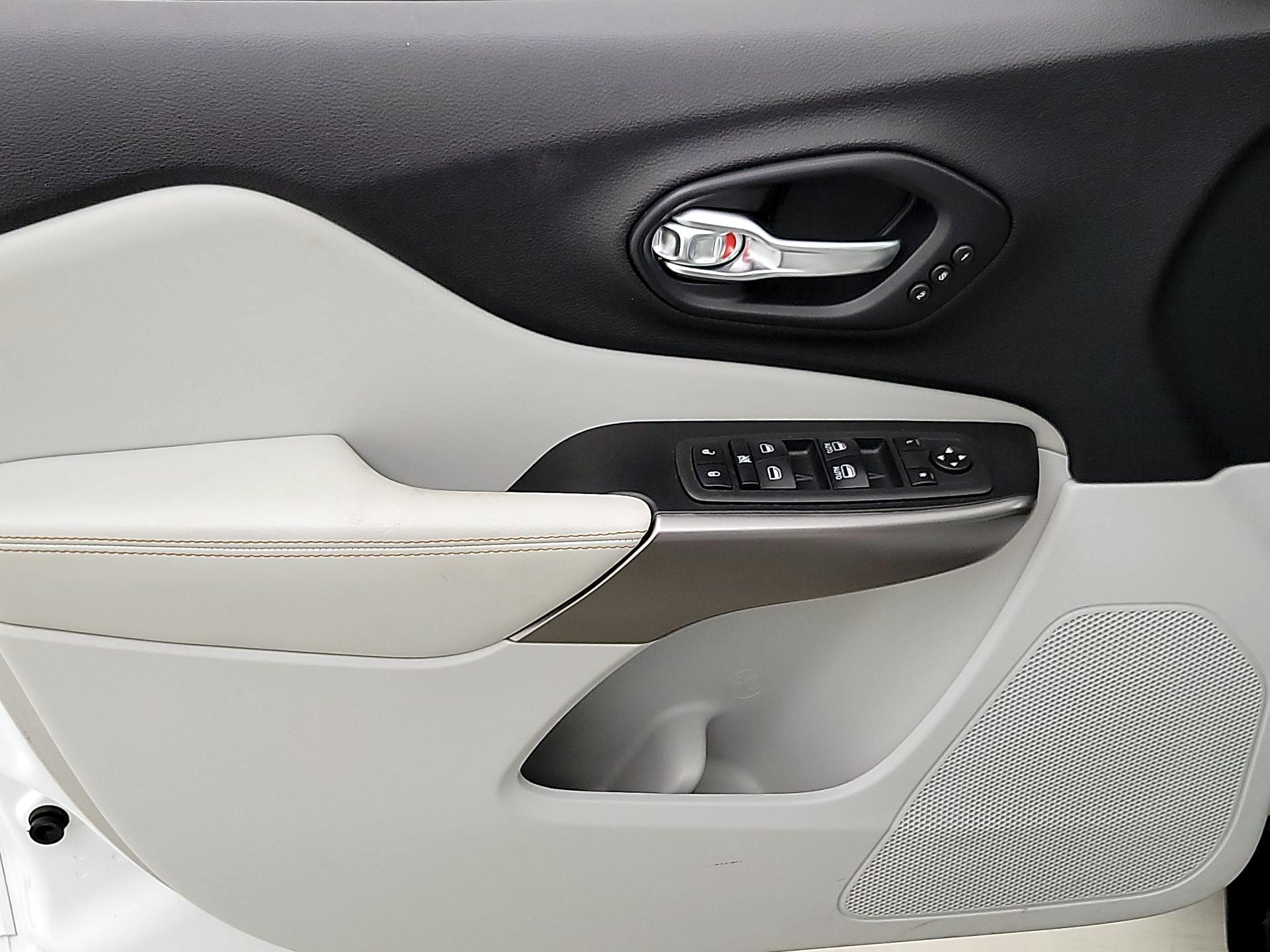 Thumbnail: 2020 Jeep Cherokee - 12