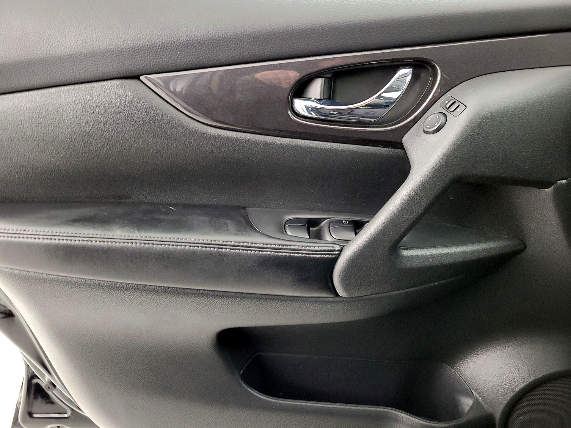 Thumbnail: 2018 Nissan Rogue - 12