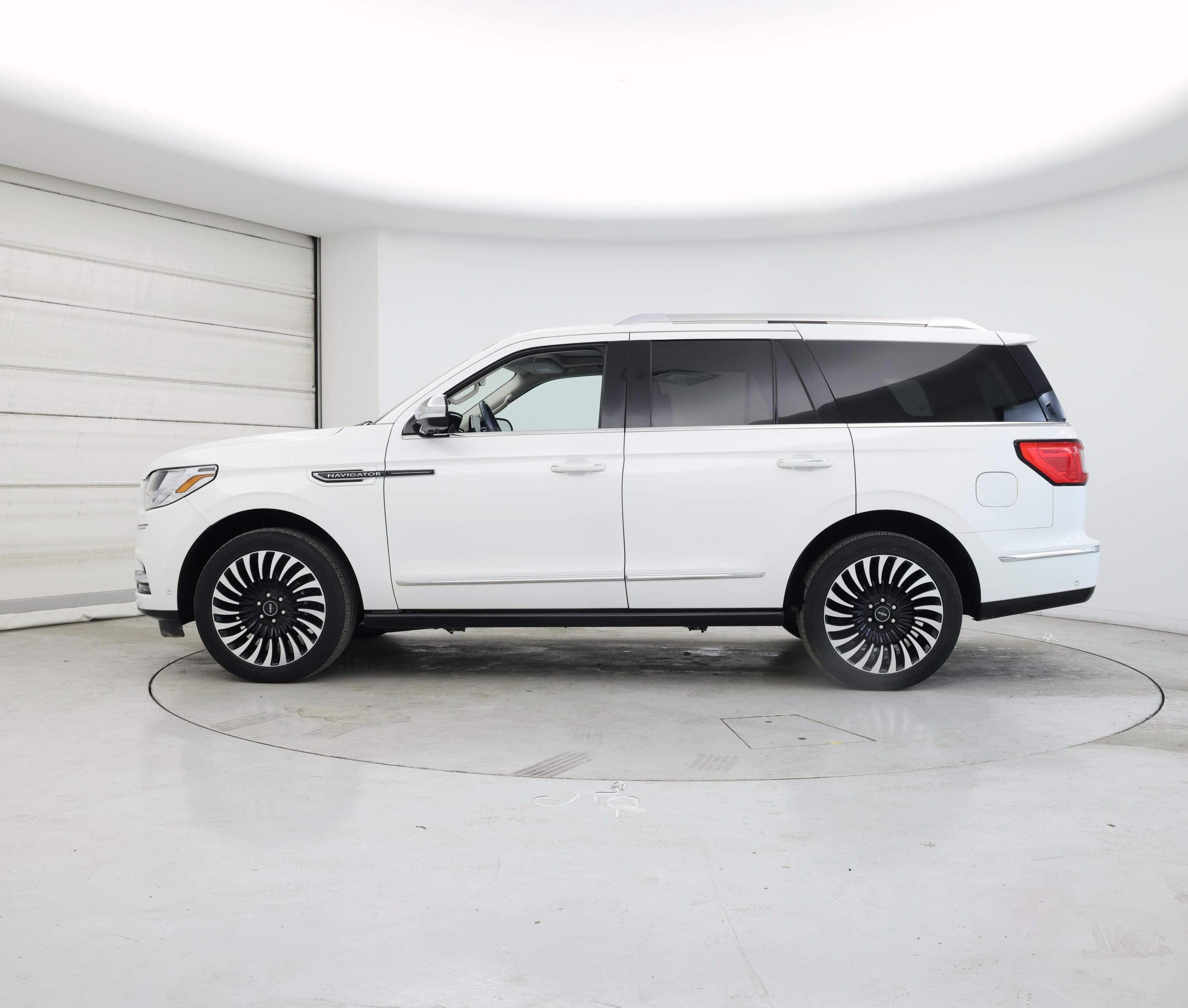 Thumbnail: 2021 Lincoln Navigator - 3