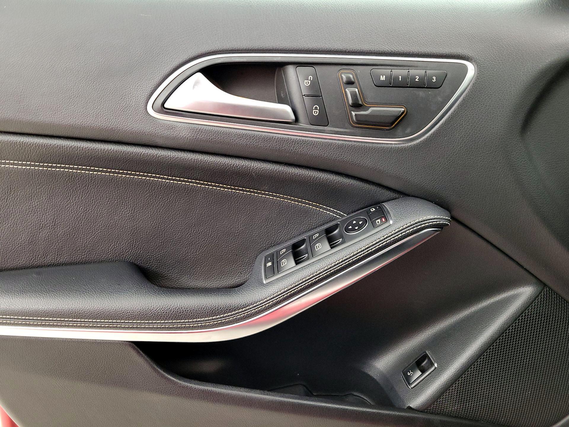 Thumbnail: 2016 Mercedes-Benz GLA - 12