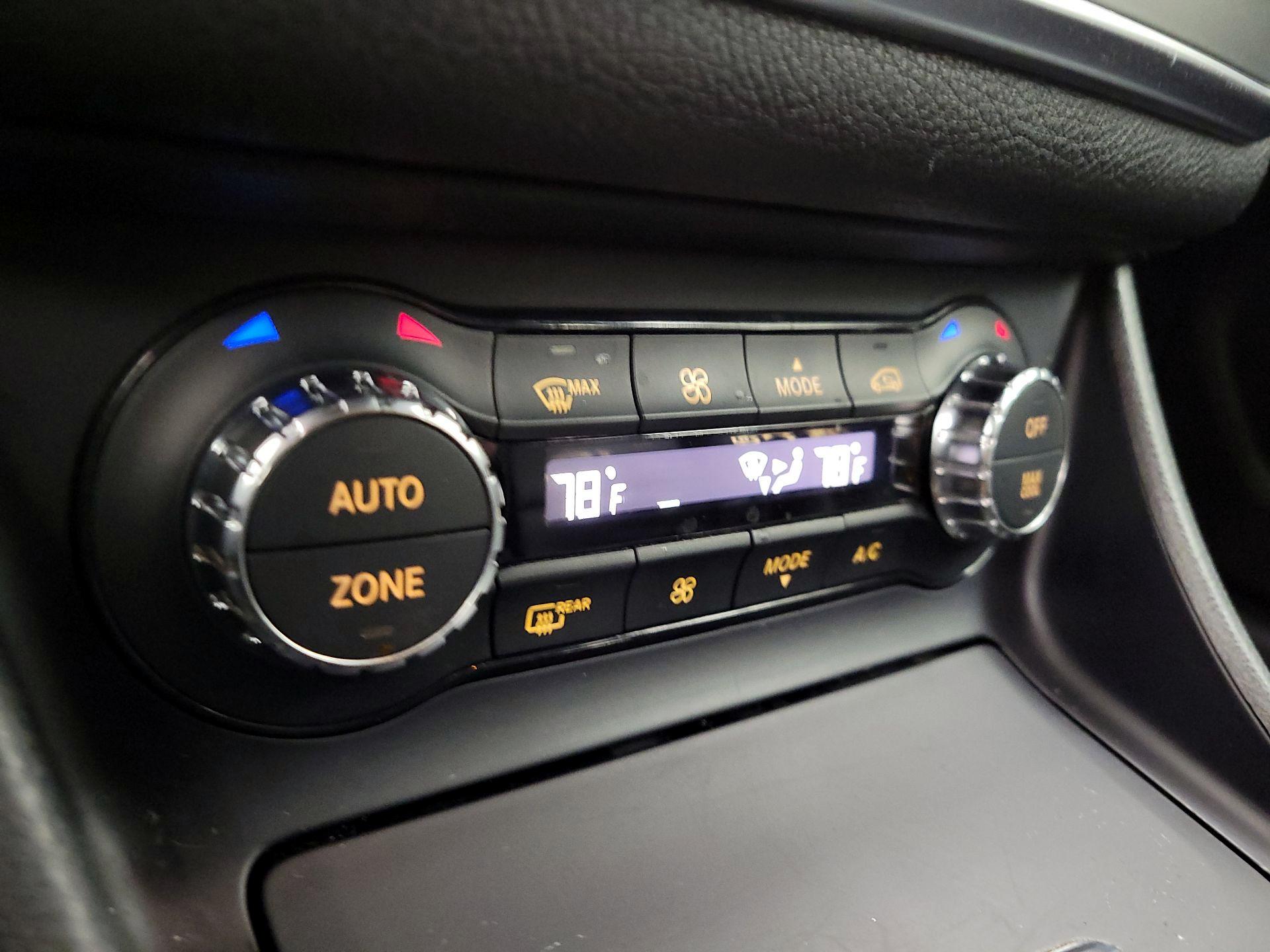 Thumbnail: 2016 Mercedes-Benz GLA - 16