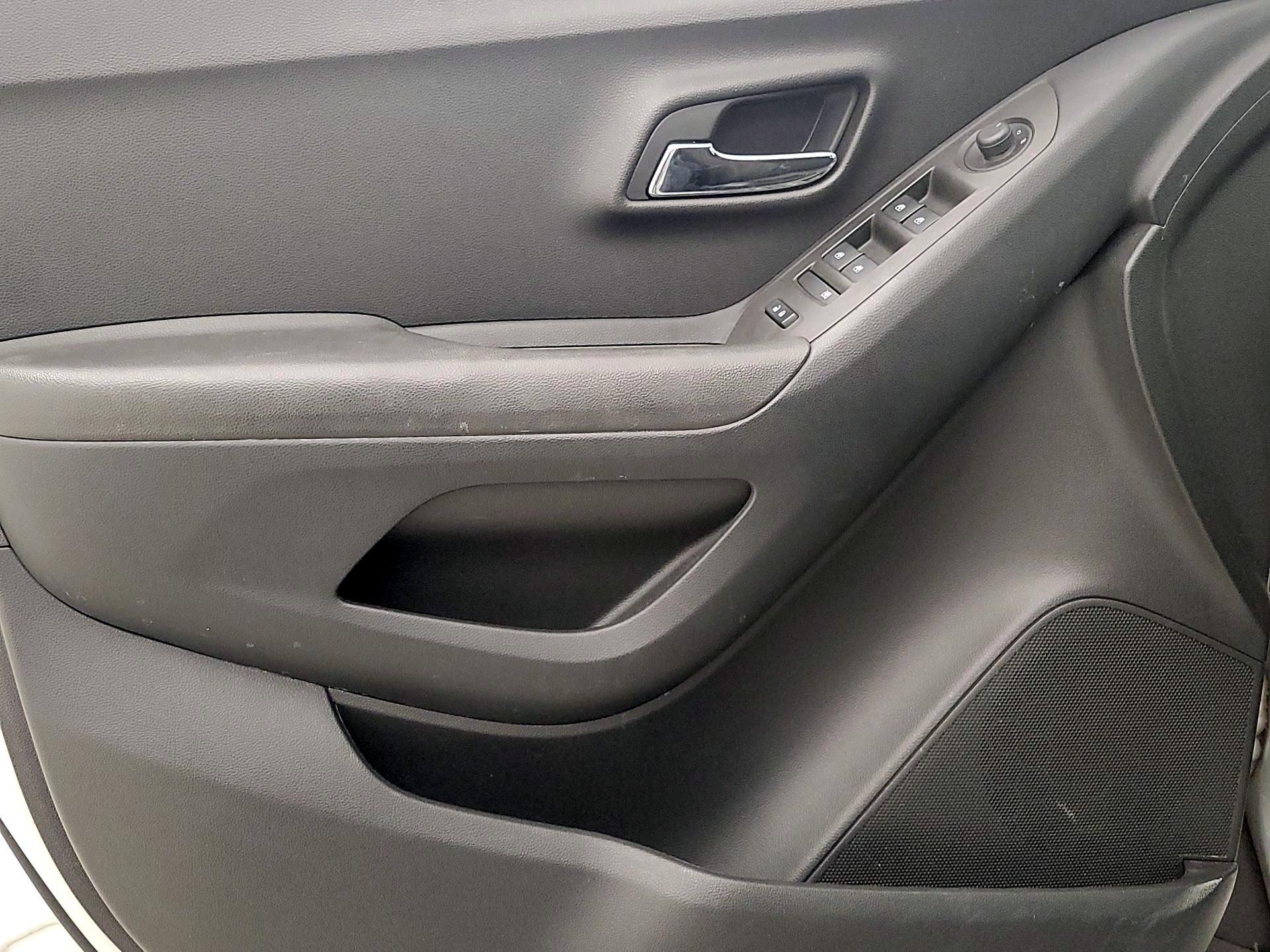 Thumbnail: 2017 Chevrolet Trax - 12