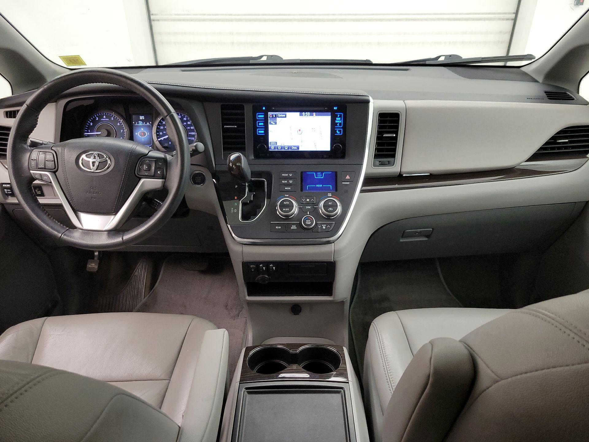 Thumbnail: 2017 Toyota Sienna - 9