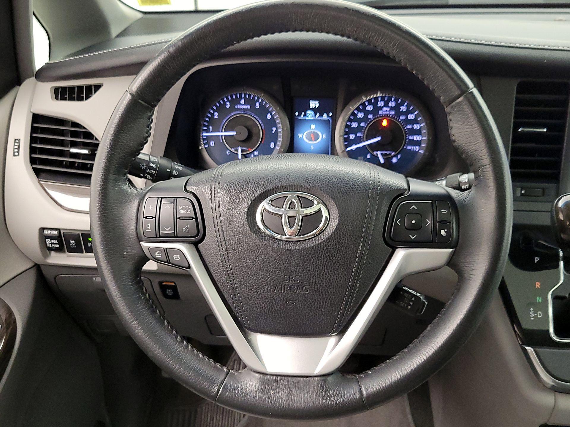 Thumbnail: 2017 Toyota Sienna - 10