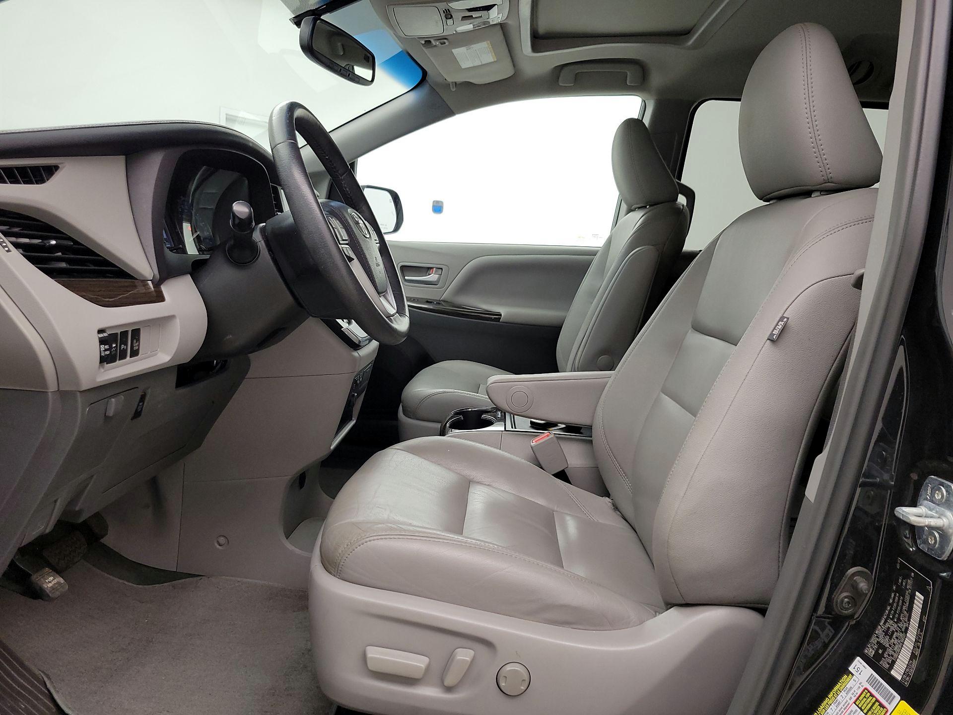 Thumbnail: 2017 Toyota Sienna - 11