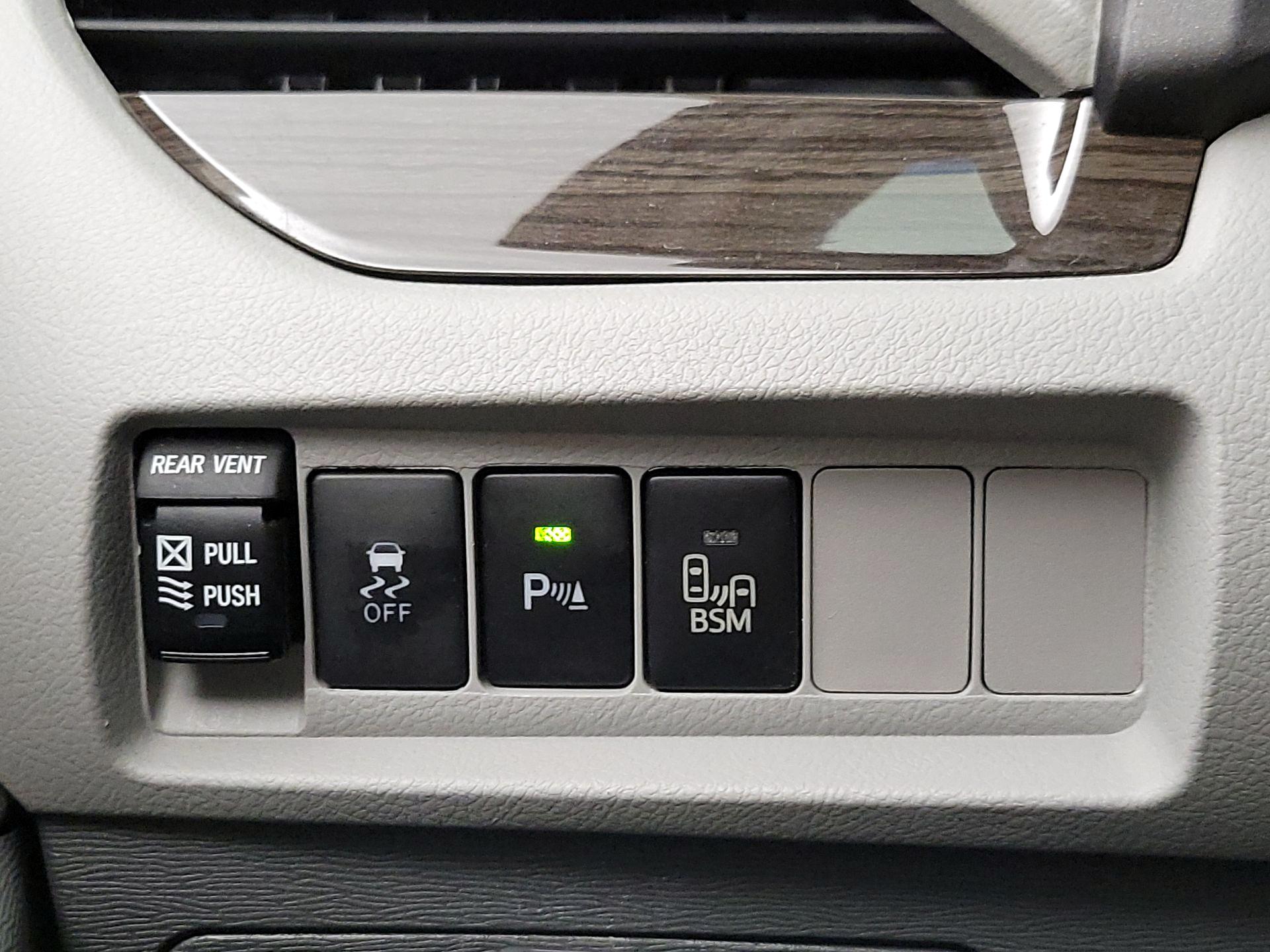 Thumbnail: 2017 Toyota Sienna - 13