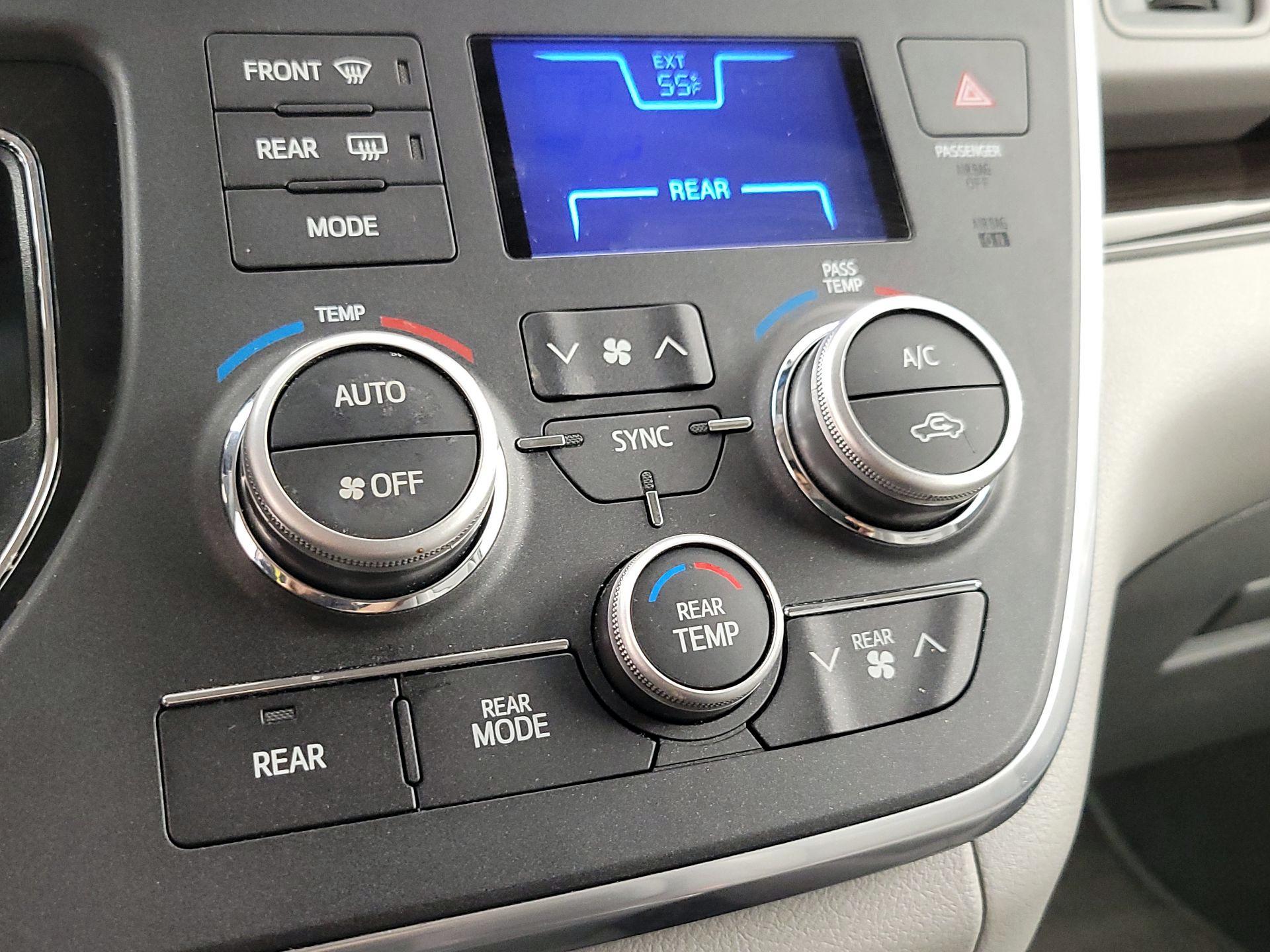Thumbnail: 2017 Toyota Sienna - 17