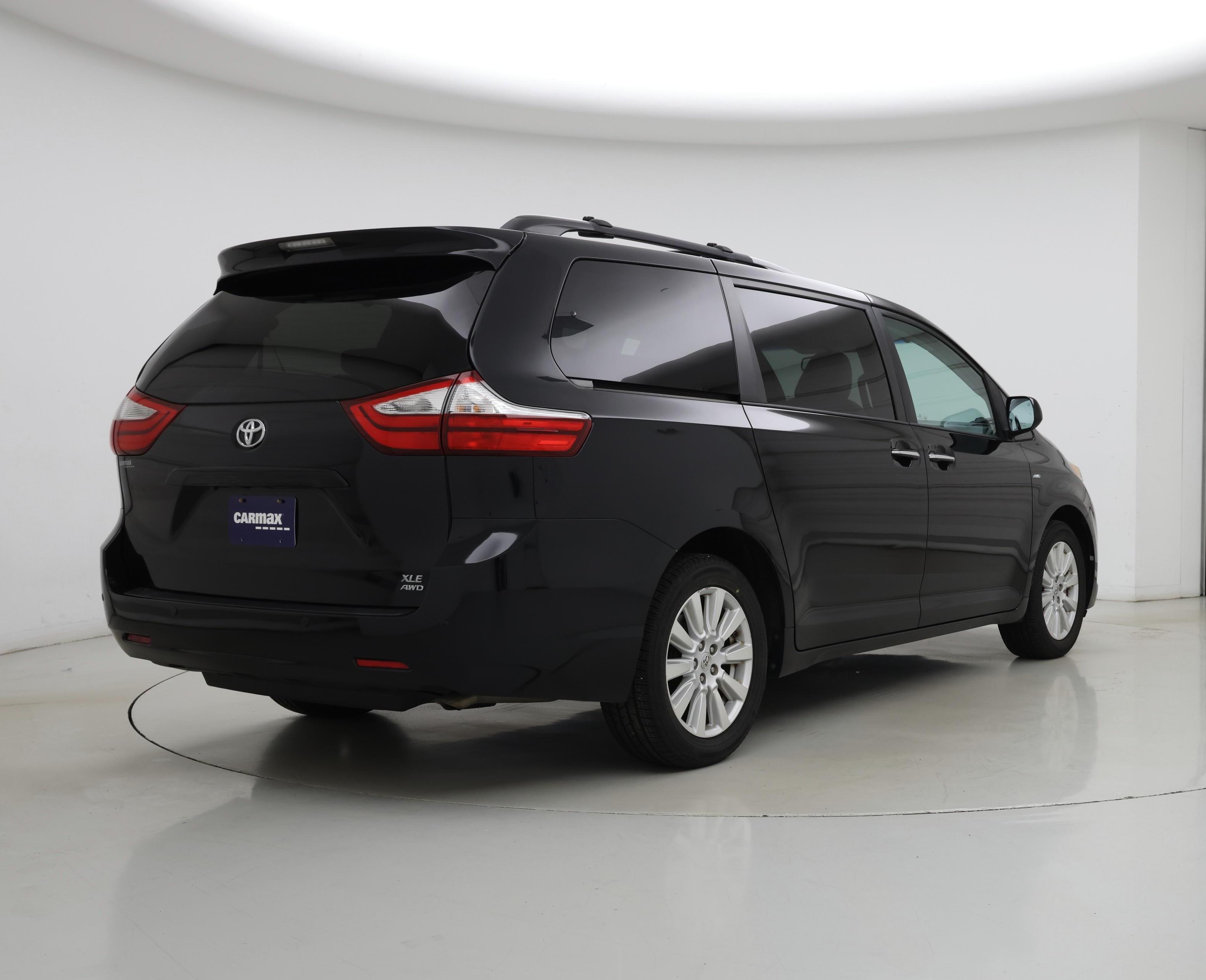 Thumbnail: 2017 Toyota Sienna - 8