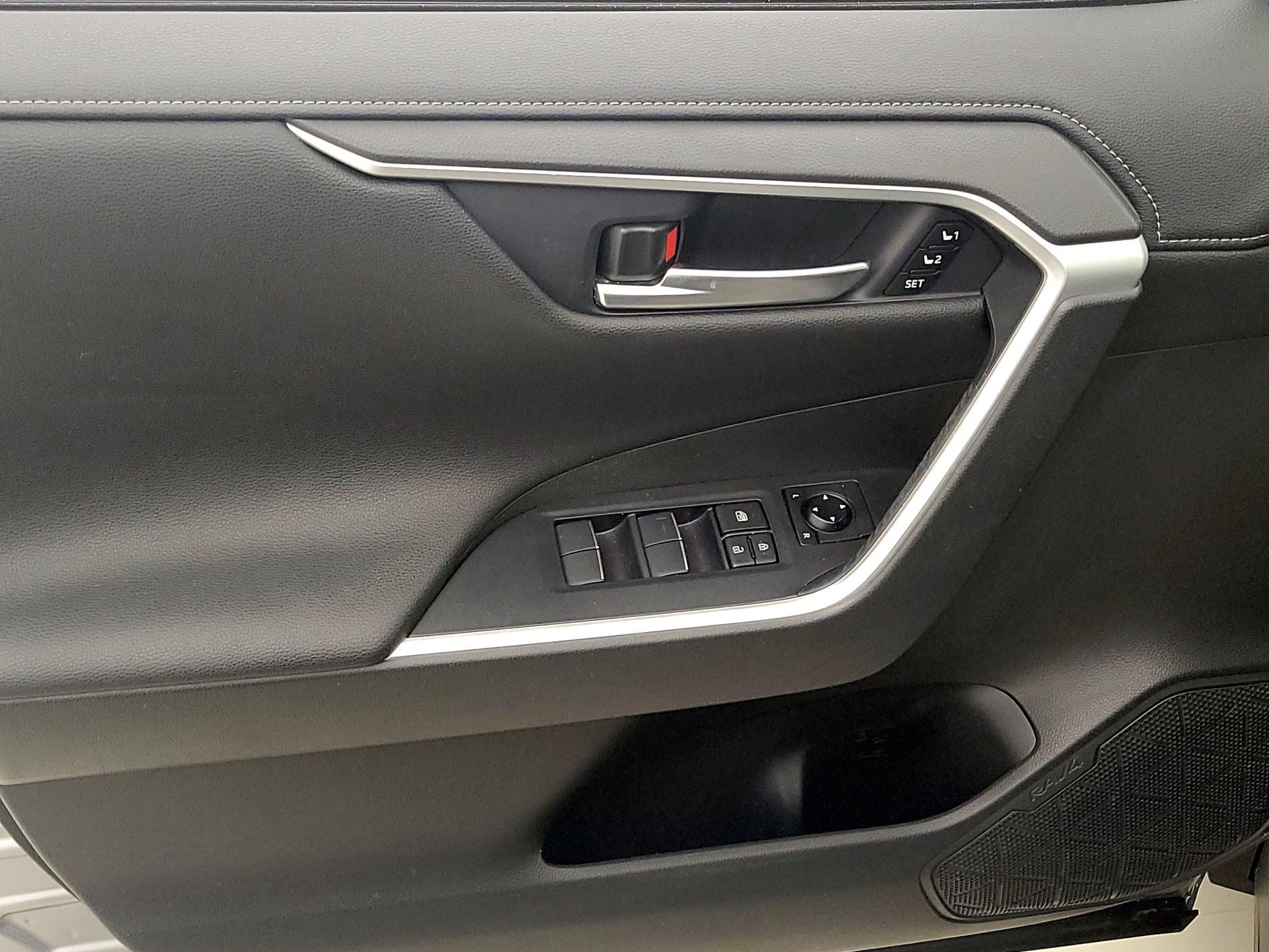 Thumbnail: 2020 Toyota RAV4 - 12