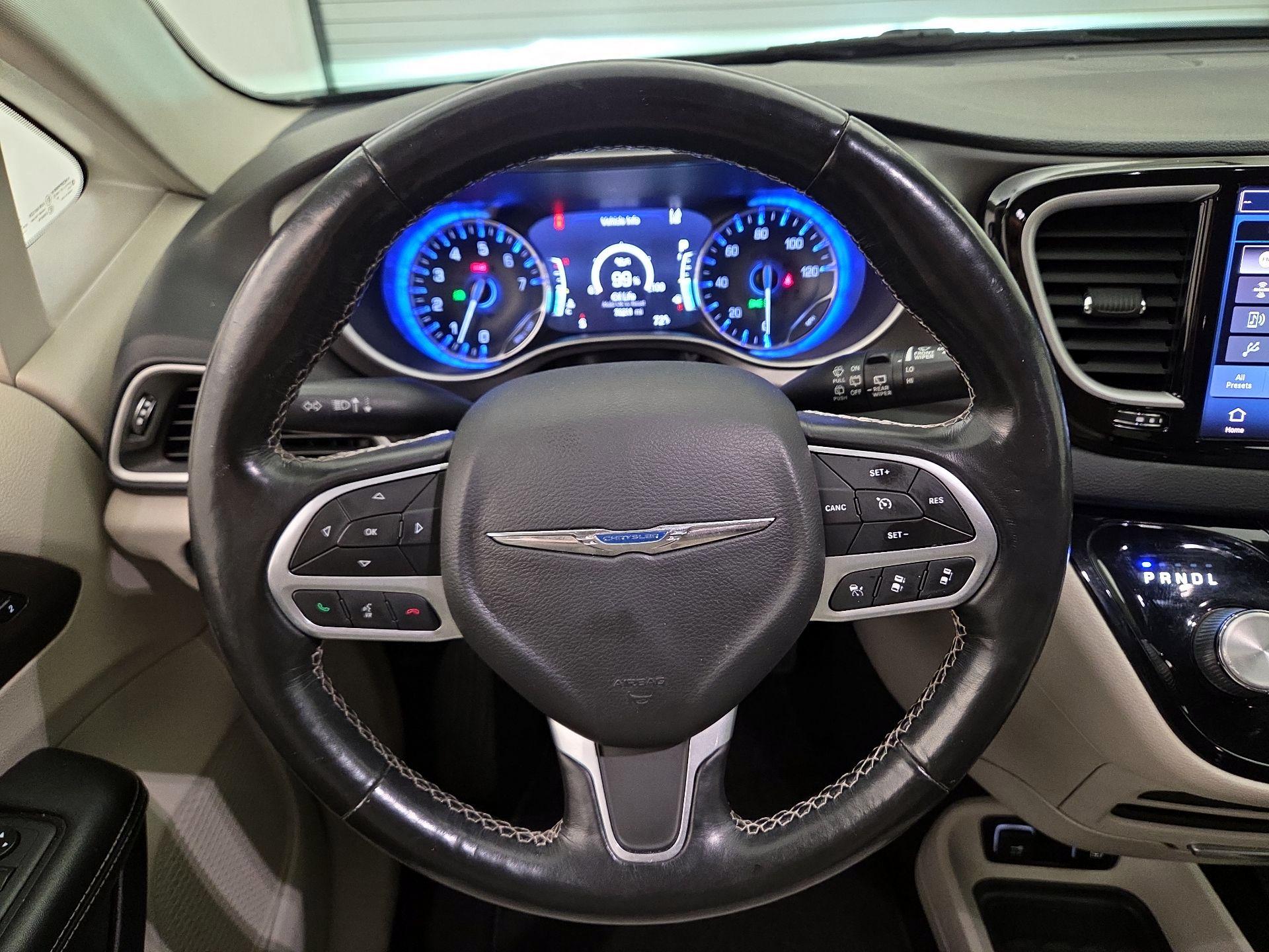 Thumbnail: 2021 Chrysler Pacifica - 10