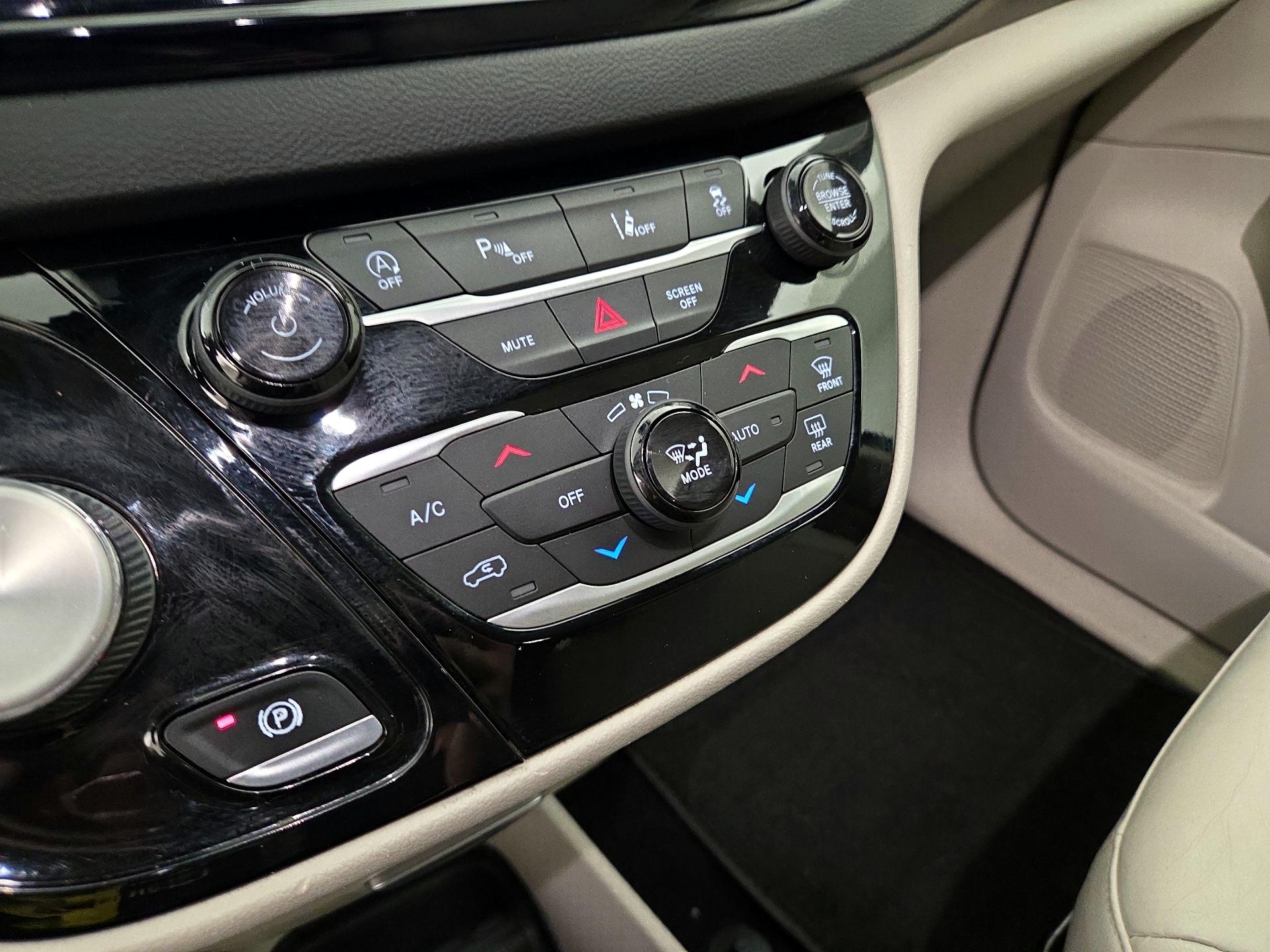 Thumbnail: 2021 Chrysler Pacifica - 16