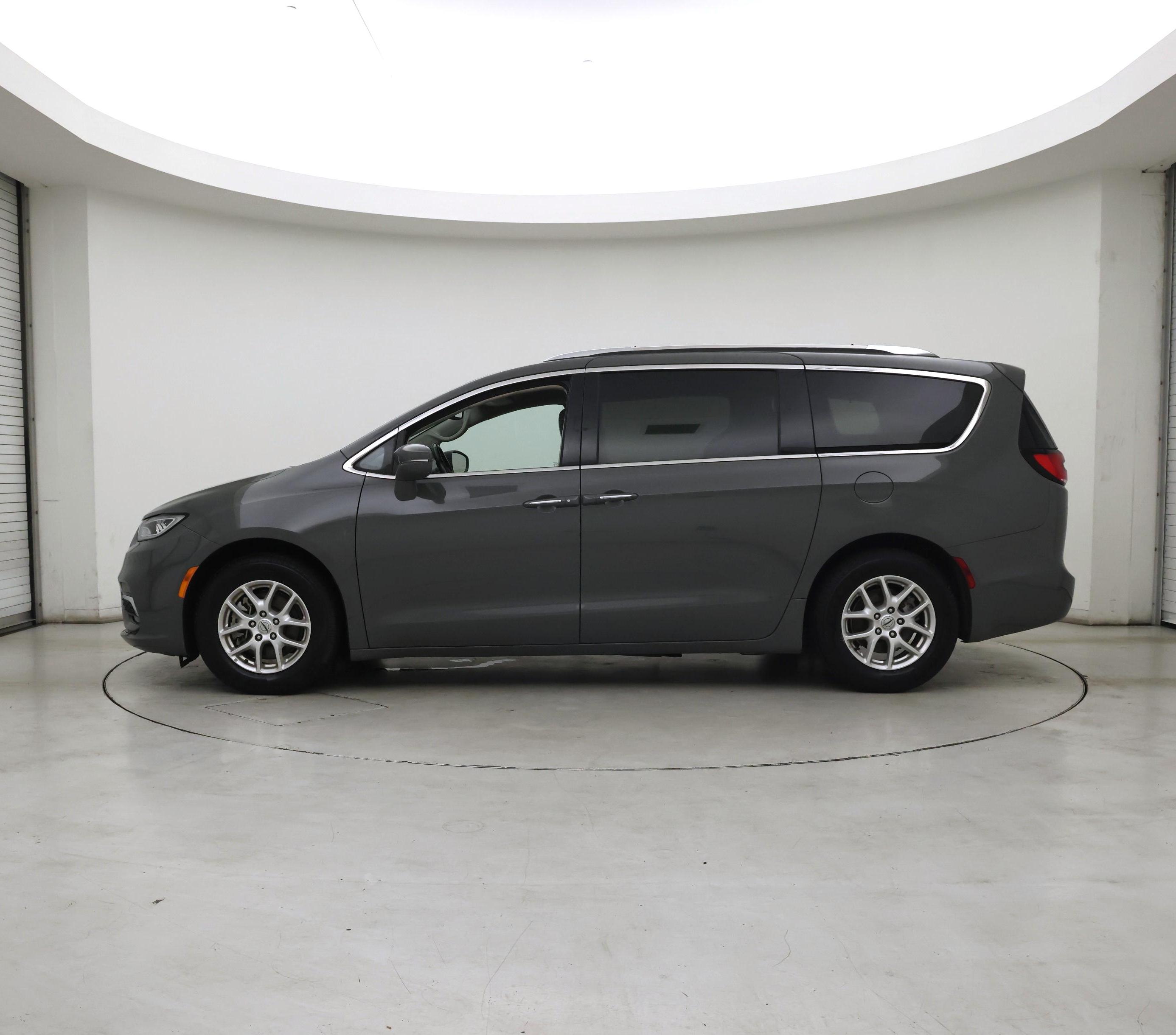 Thumbnail: 2021 Chrysler Pacifica - 3