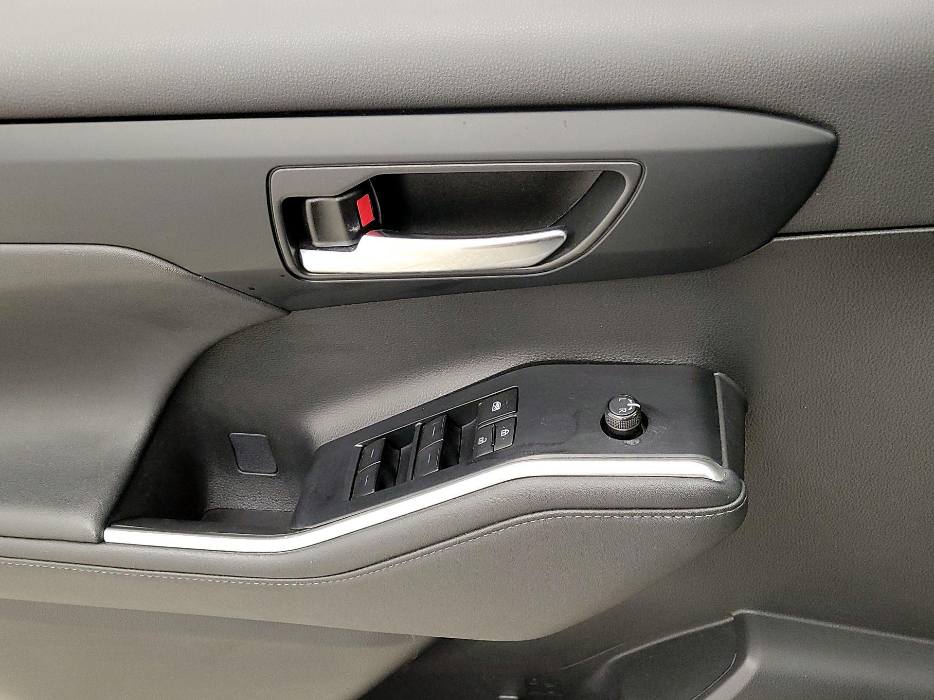 Thumbnail: 2023 Toyota Highlander - 12