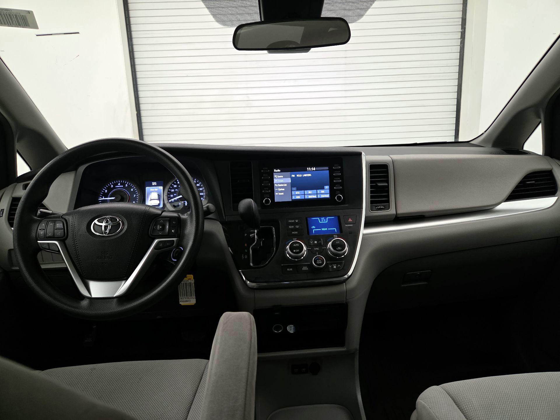 Thumbnail: 2018 Toyota Sienna - 9
