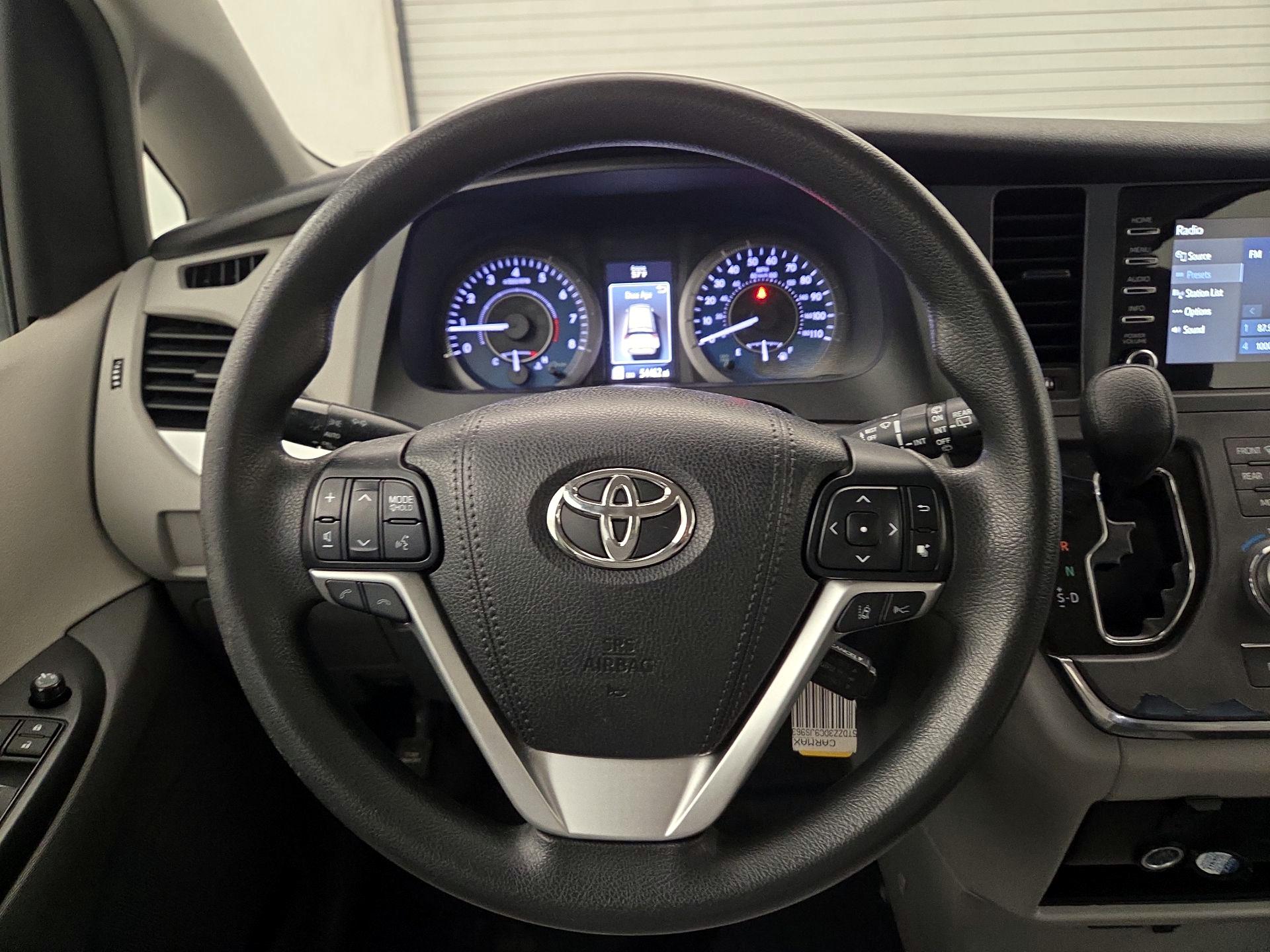 Thumbnail: 2018 Toyota Sienna - 10