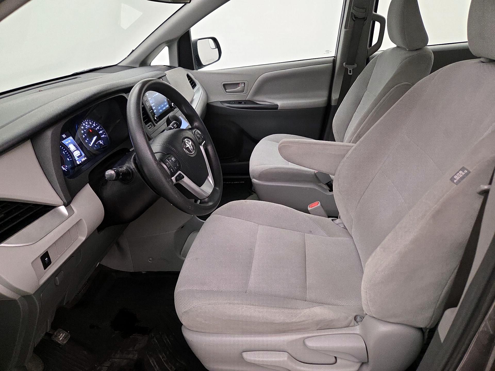 Thumbnail: 2018 Toyota Sienna - 11