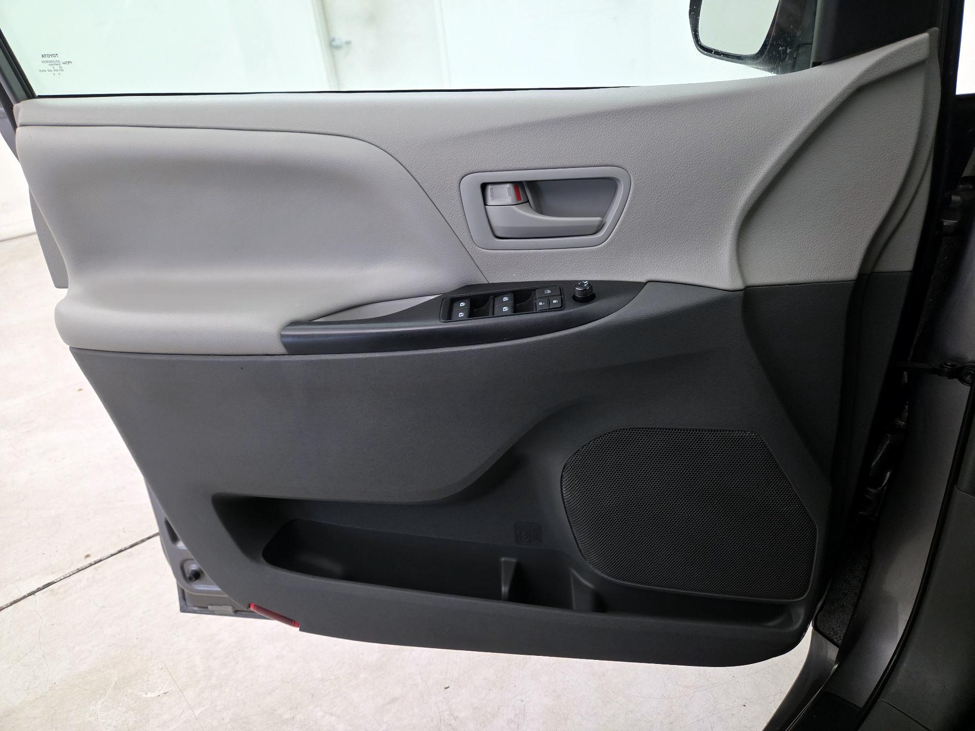 Thumbnail: 2018 Toyota Sienna - 12