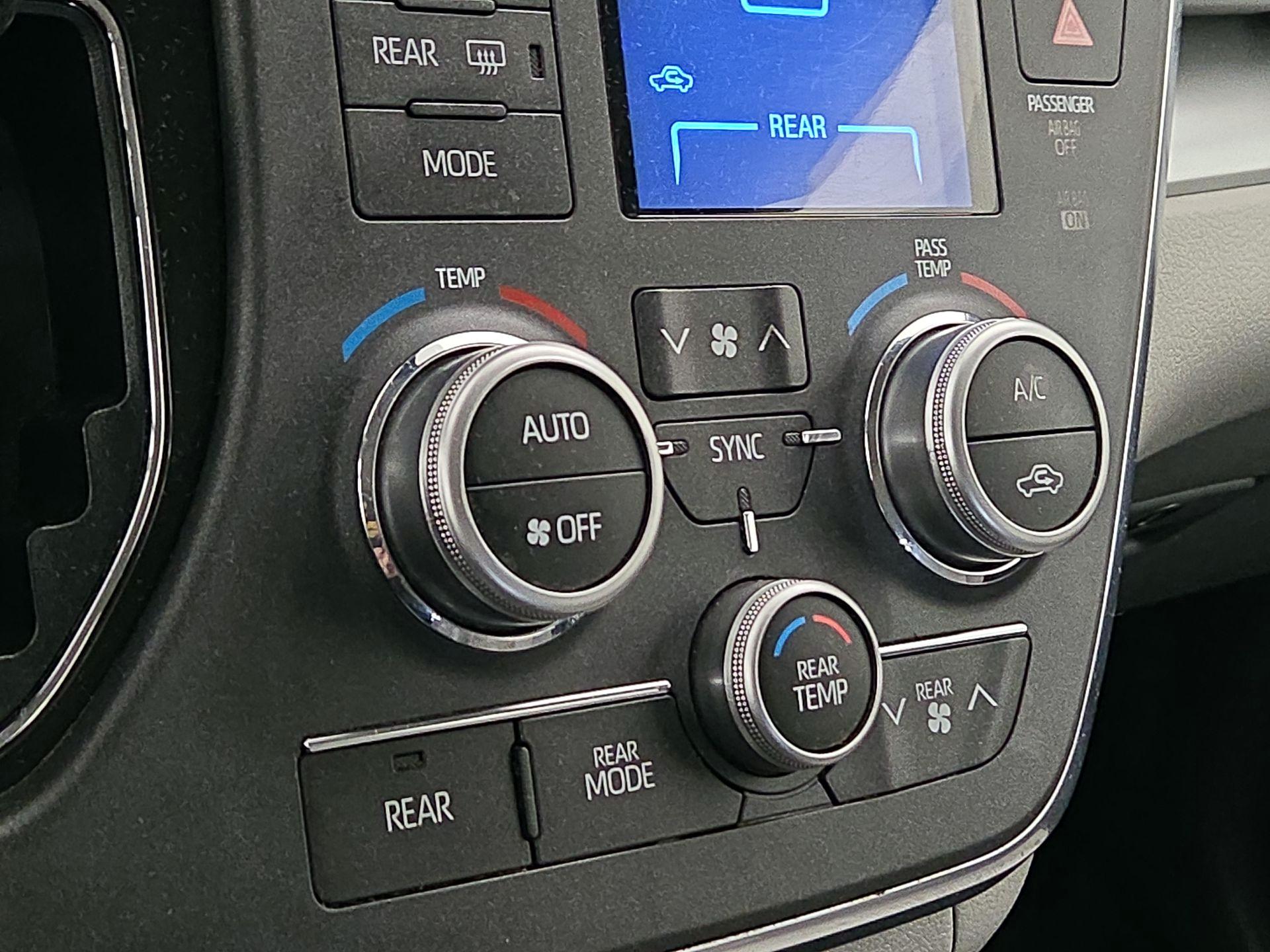 Thumbnail: 2018 Toyota Sienna - 16