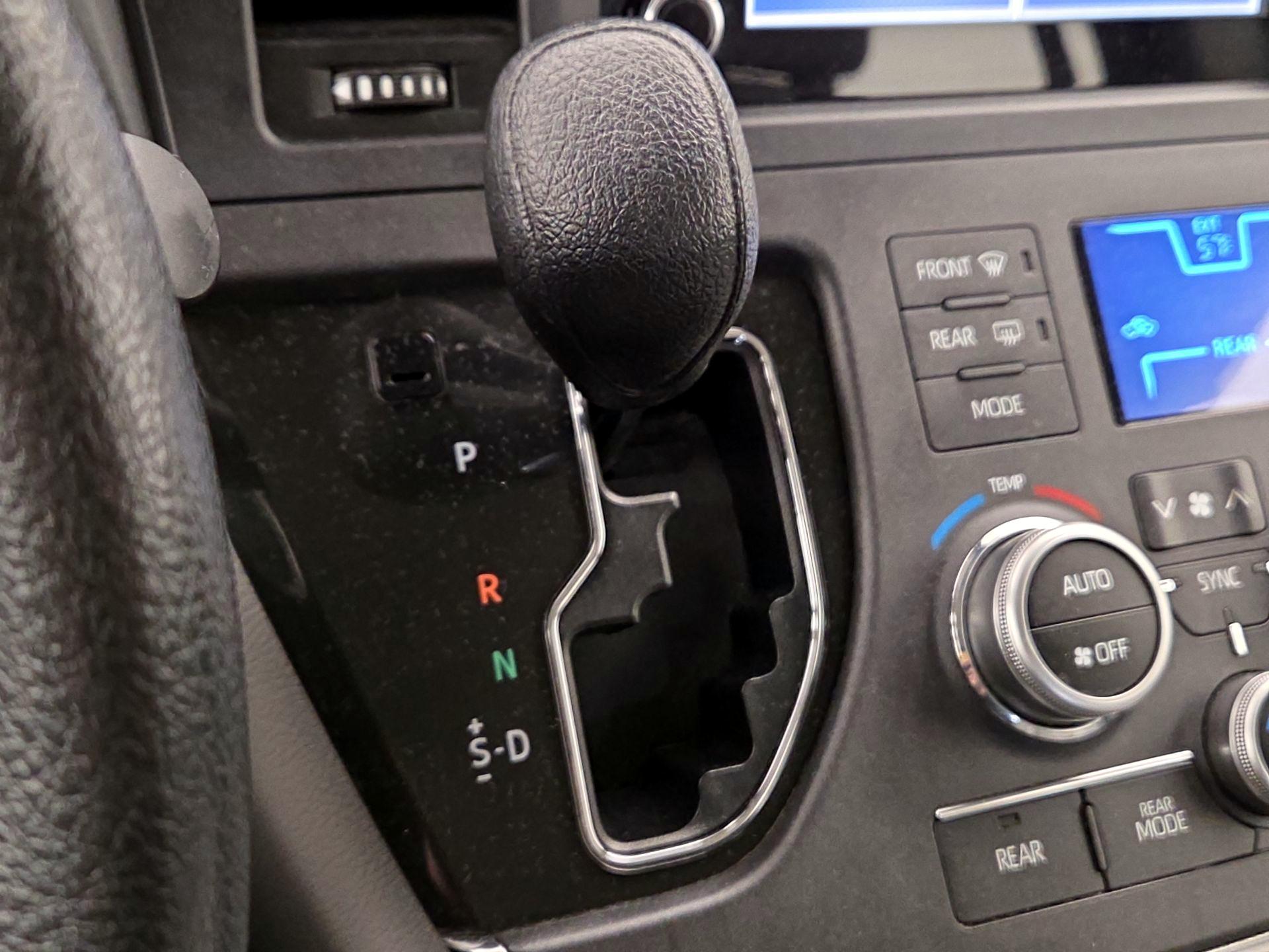 Thumbnail: 2018 Toyota Sienna - 17