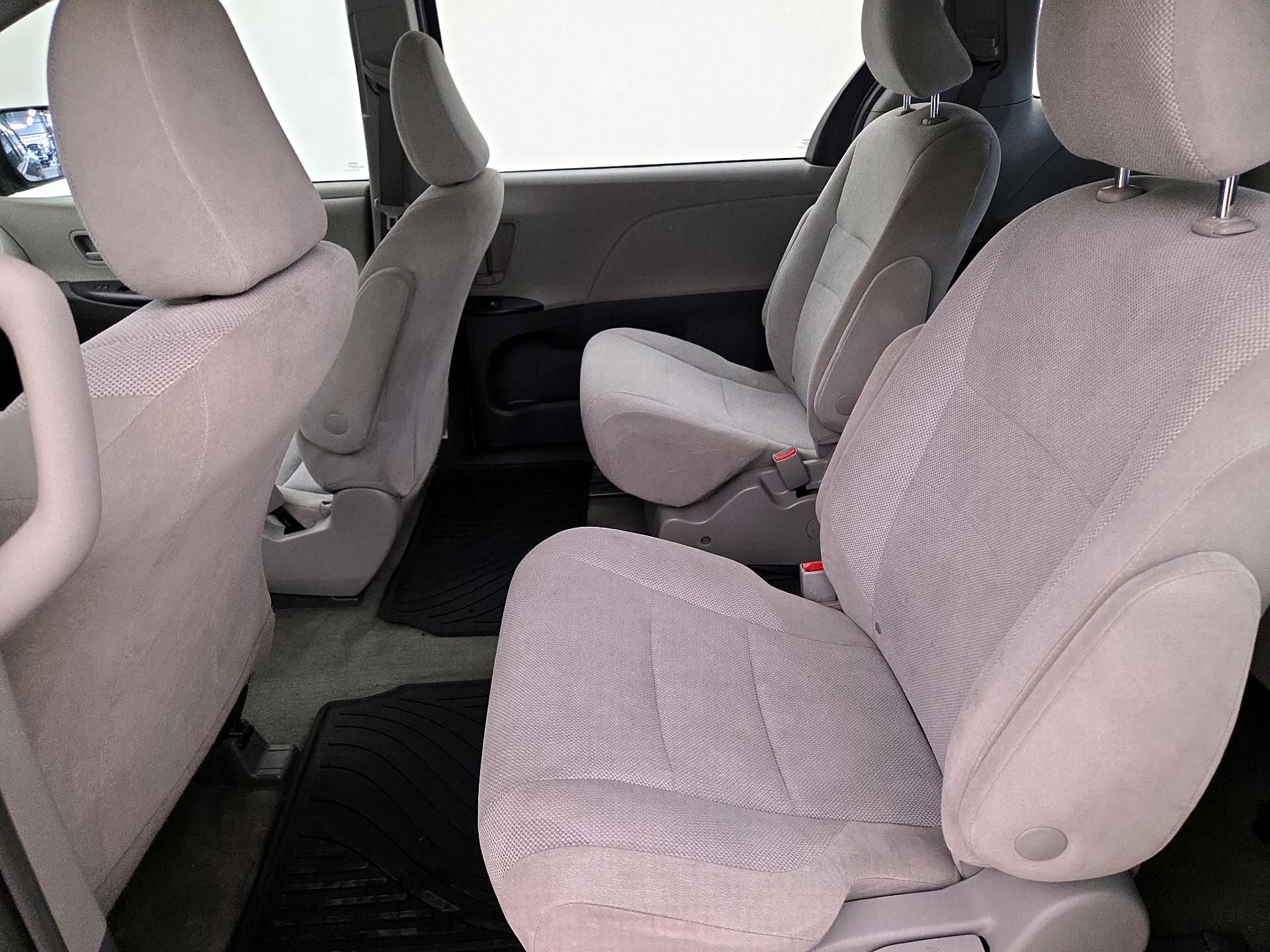 Thumbnail: 2018 Toyota Sienna - 19