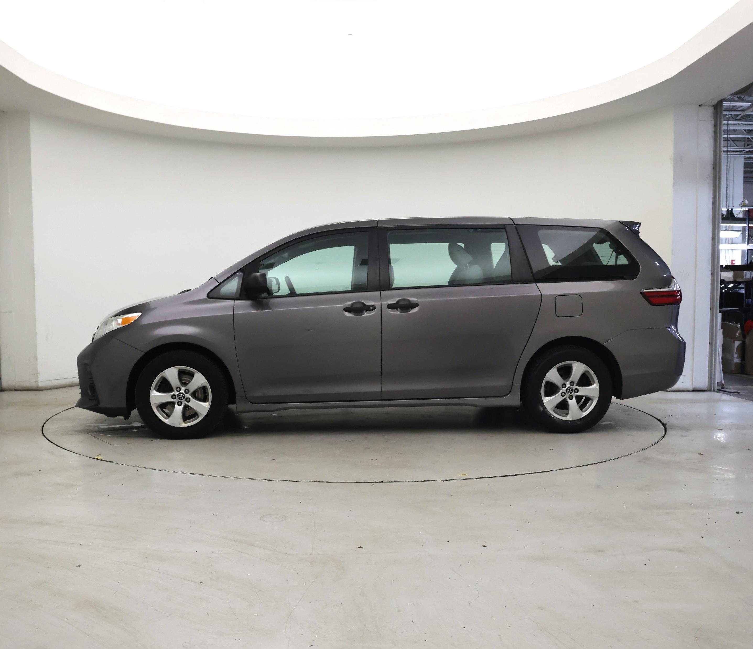 Thumbnail: 2018 Toyota Sienna - 3