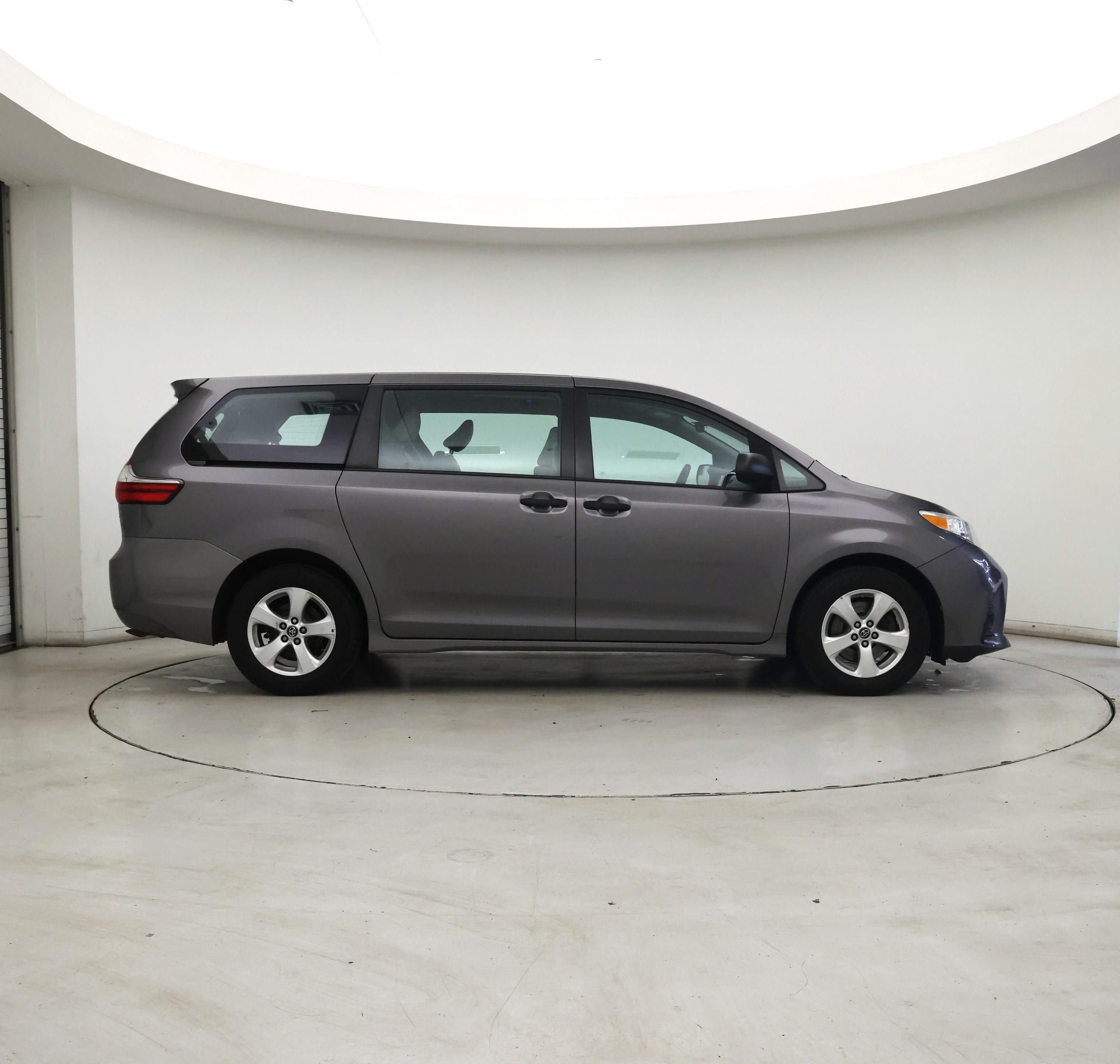 Thumbnail: 2018 Toyota Sienna - 7