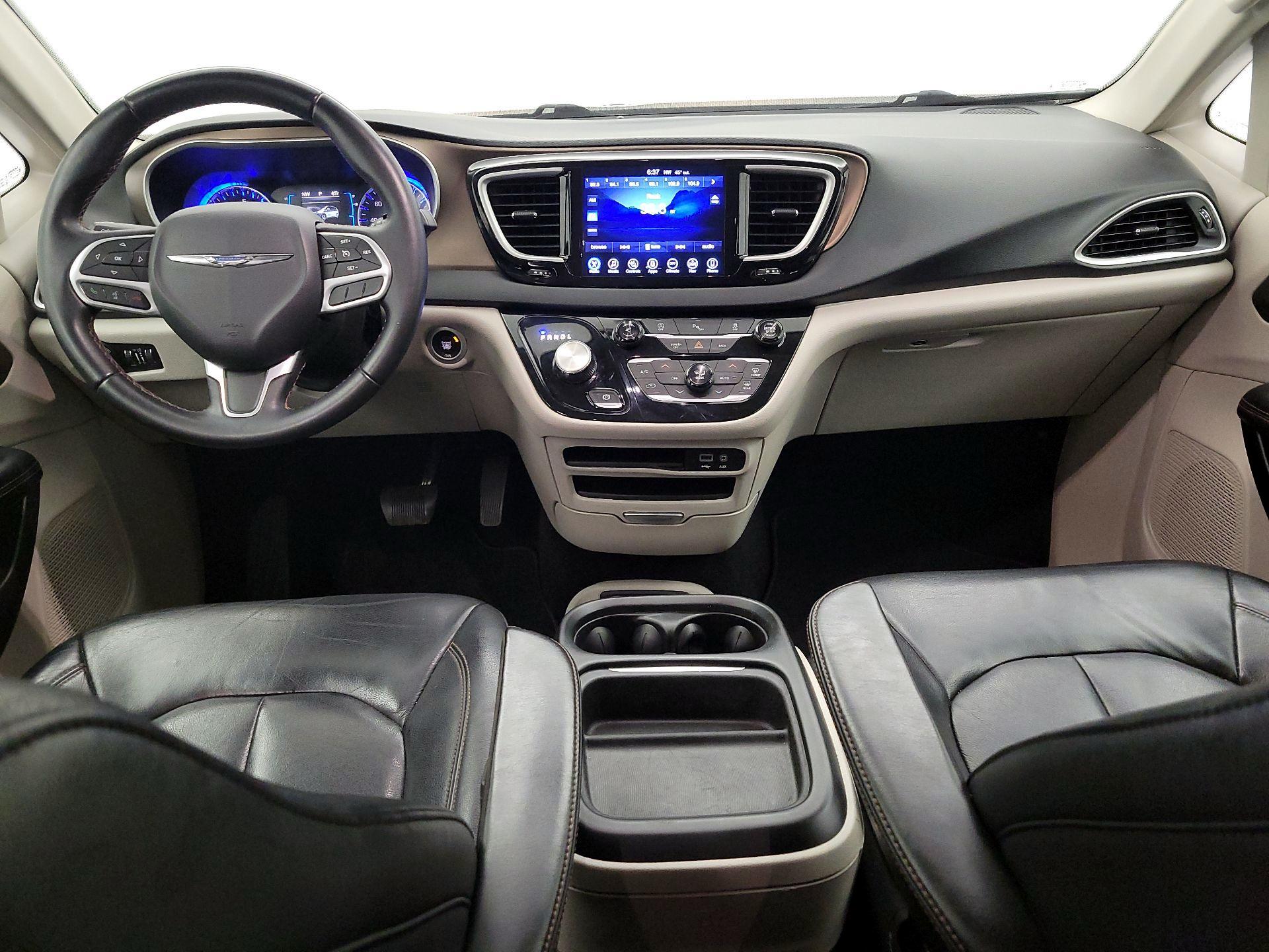 Thumbnail: 2017 Chrysler Pacifica - 9