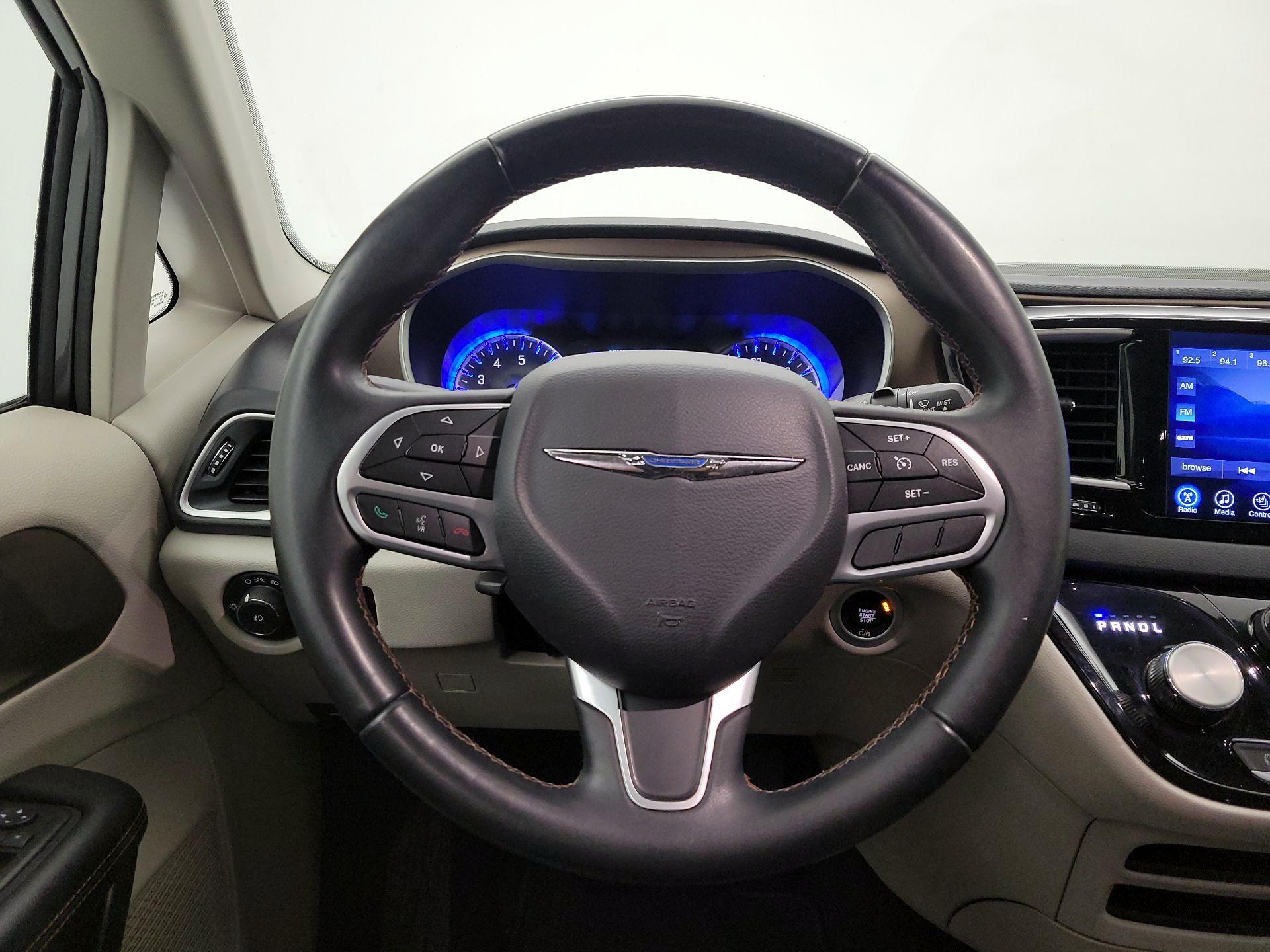 Thumbnail: 2017 Chrysler Pacifica - 10